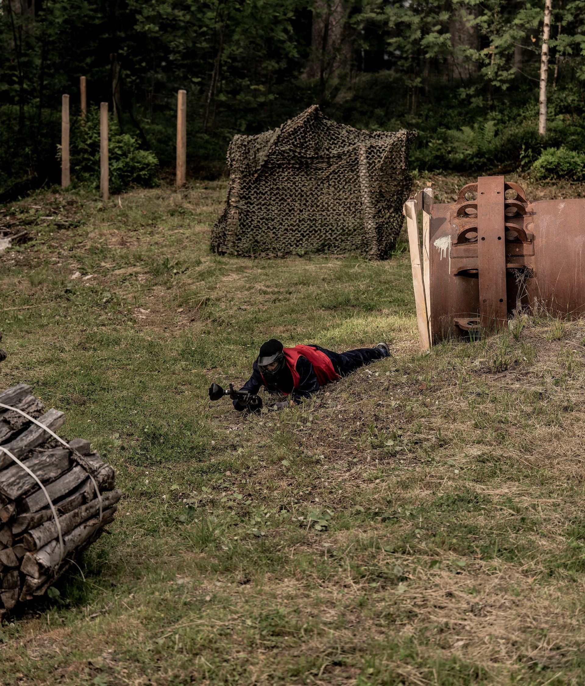 Paintball-Arena mit Hindernissen und Spielfeld in natürlicher Umgebung.