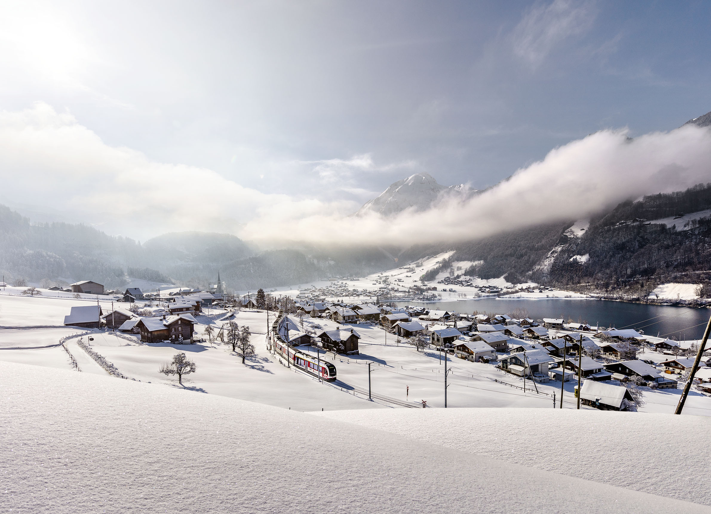 Luzern–Interlaken Express beim Lungernsee im Winter