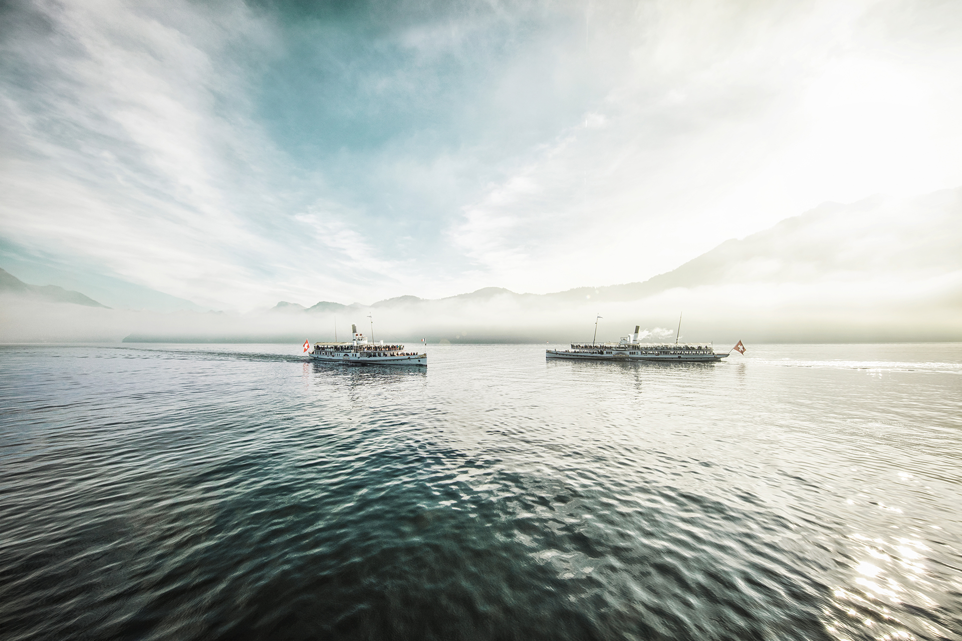 Dampfschiff Gallia begegnet dem Dampfschiff Unterwalden auf dem Vierwaldstättersee