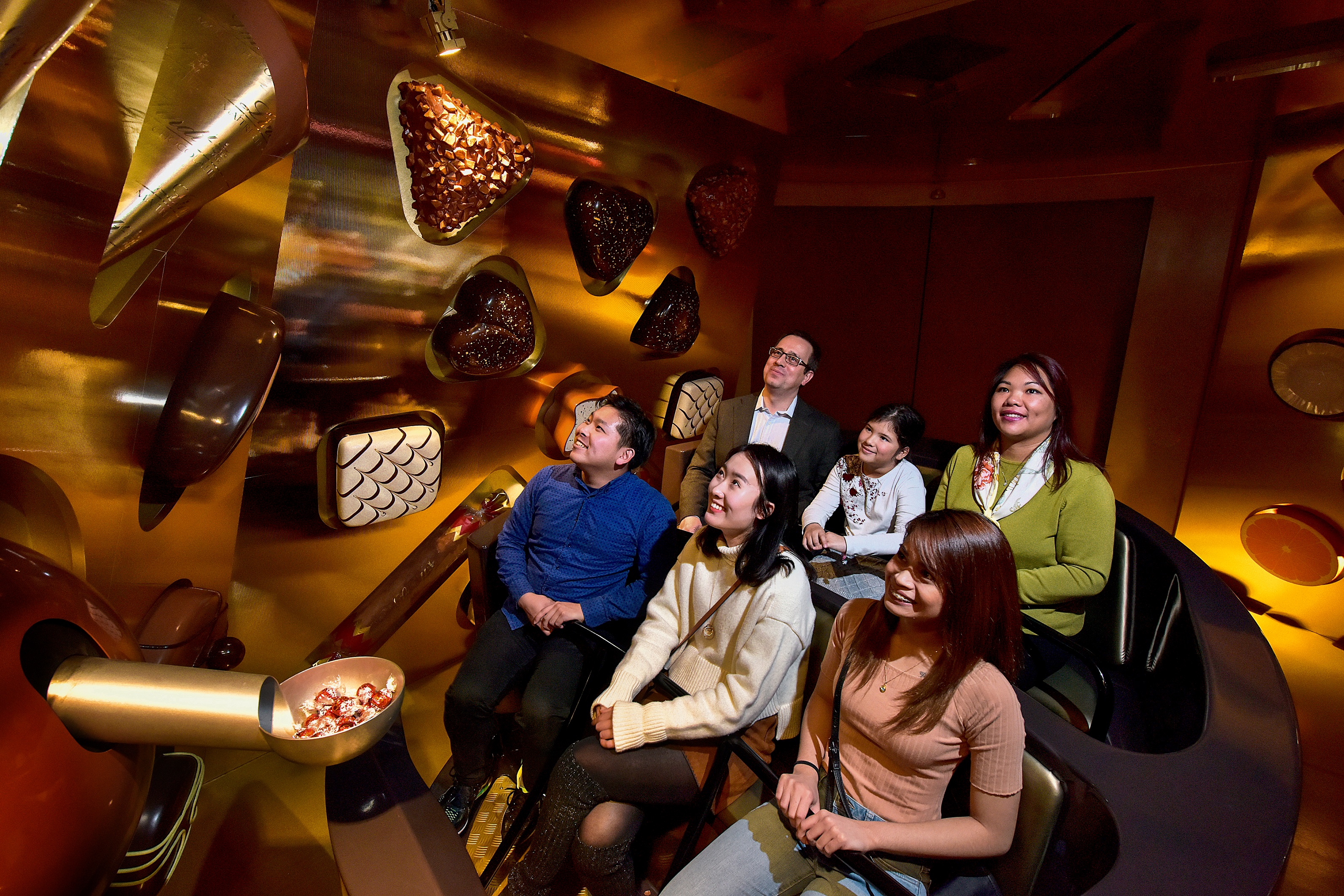 mys-Swiss Chocolate Adventure | Museum of Transport Lucerne-Verkehrshaus der Schweiz - 04 SCA_Touristen.jpg