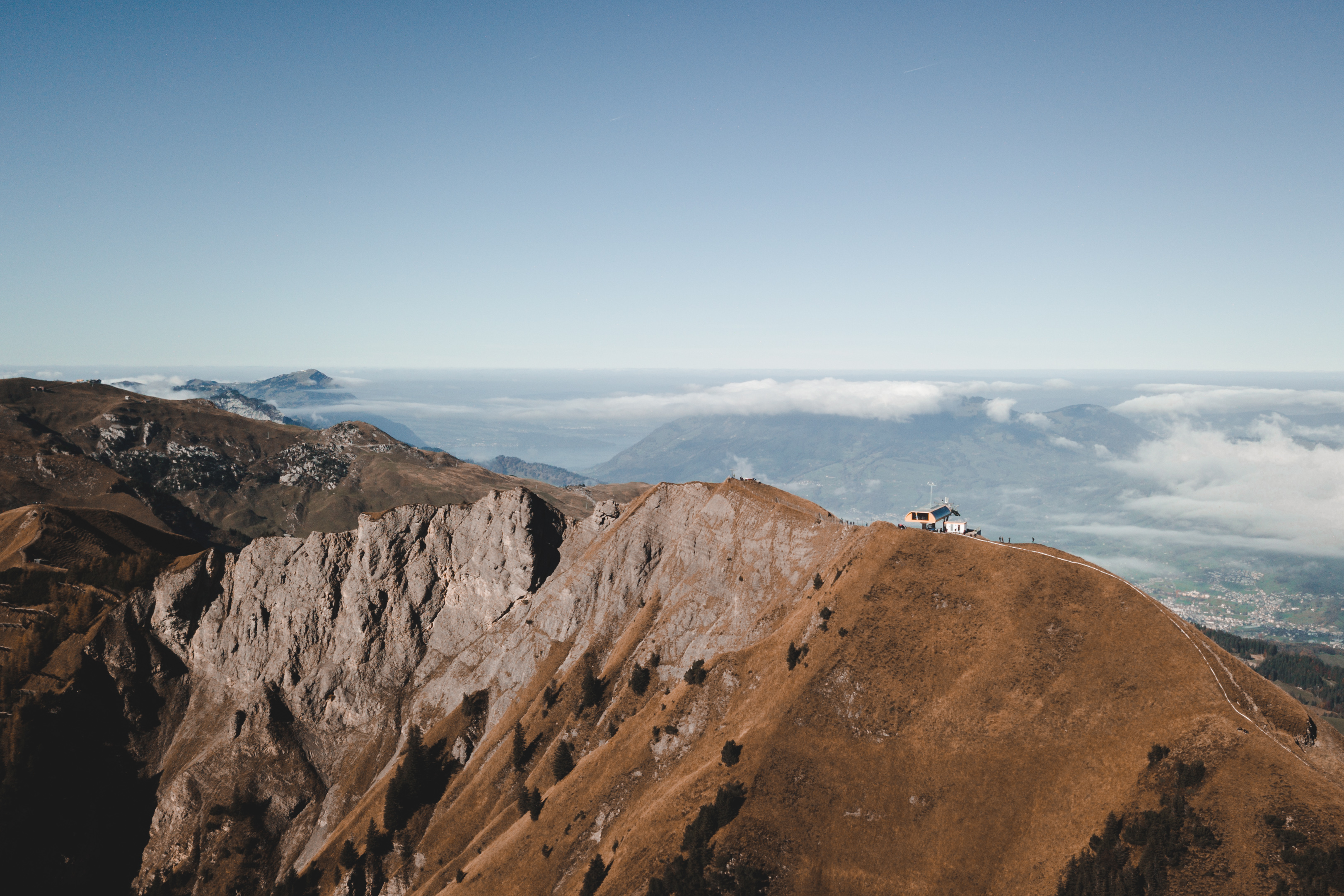 Berggrat am Fronalpstock mit Wanderweg und Blick auf den Vierwaldstättersee und die umliegenden Alpen.