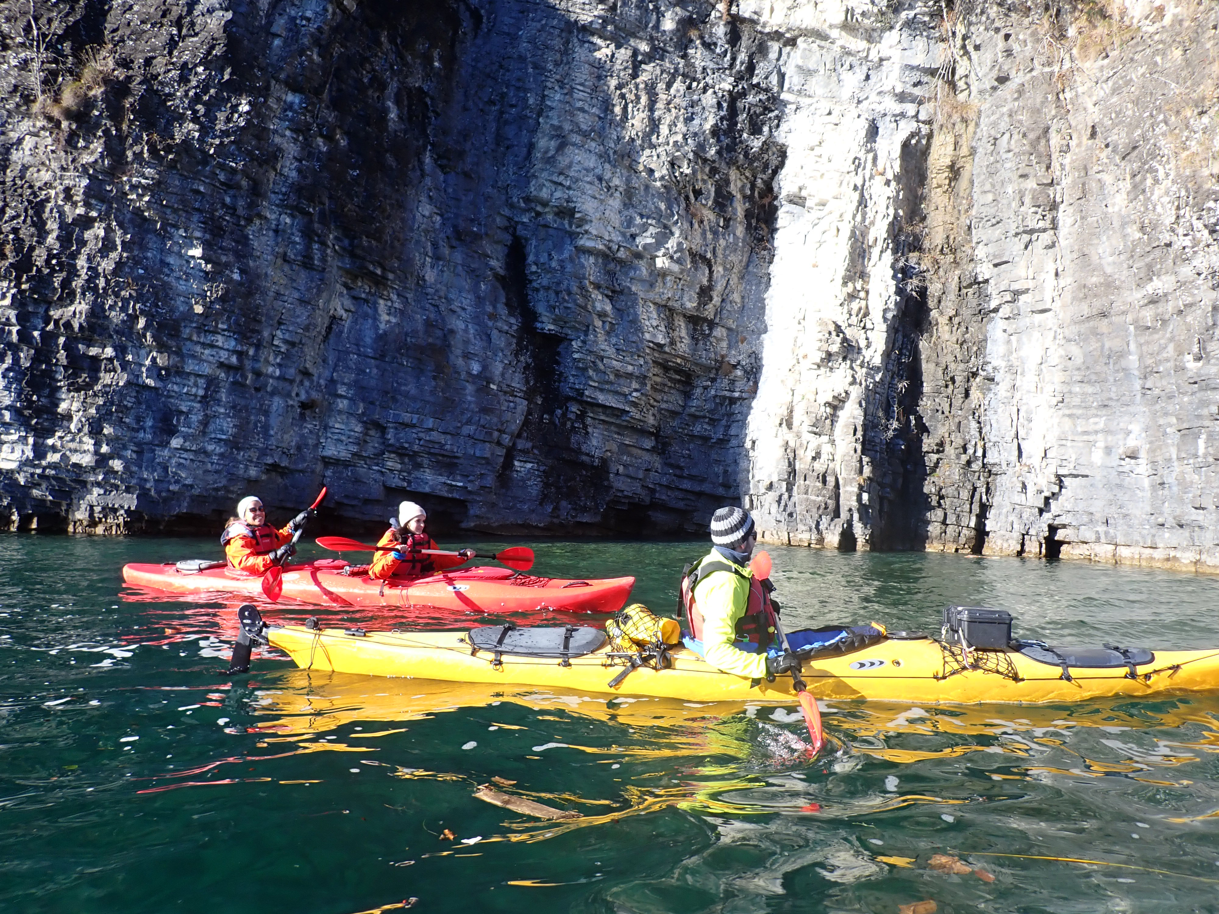 mys-Adventure Point GmbH-Winter Kanutour an den Klippen