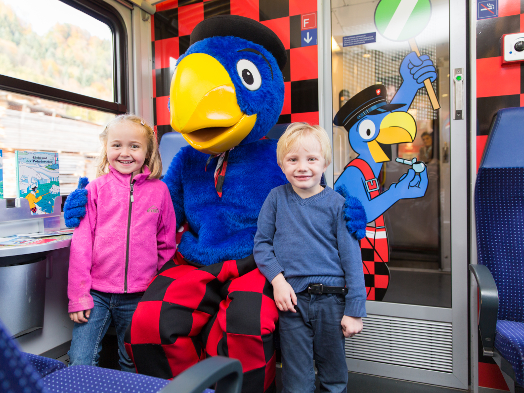 Kinder mit Globi im Zugwagen