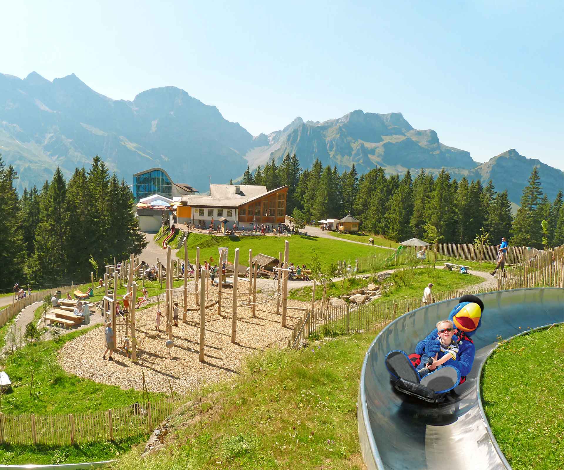 Kinder mit Globi auf dem Spielplatz