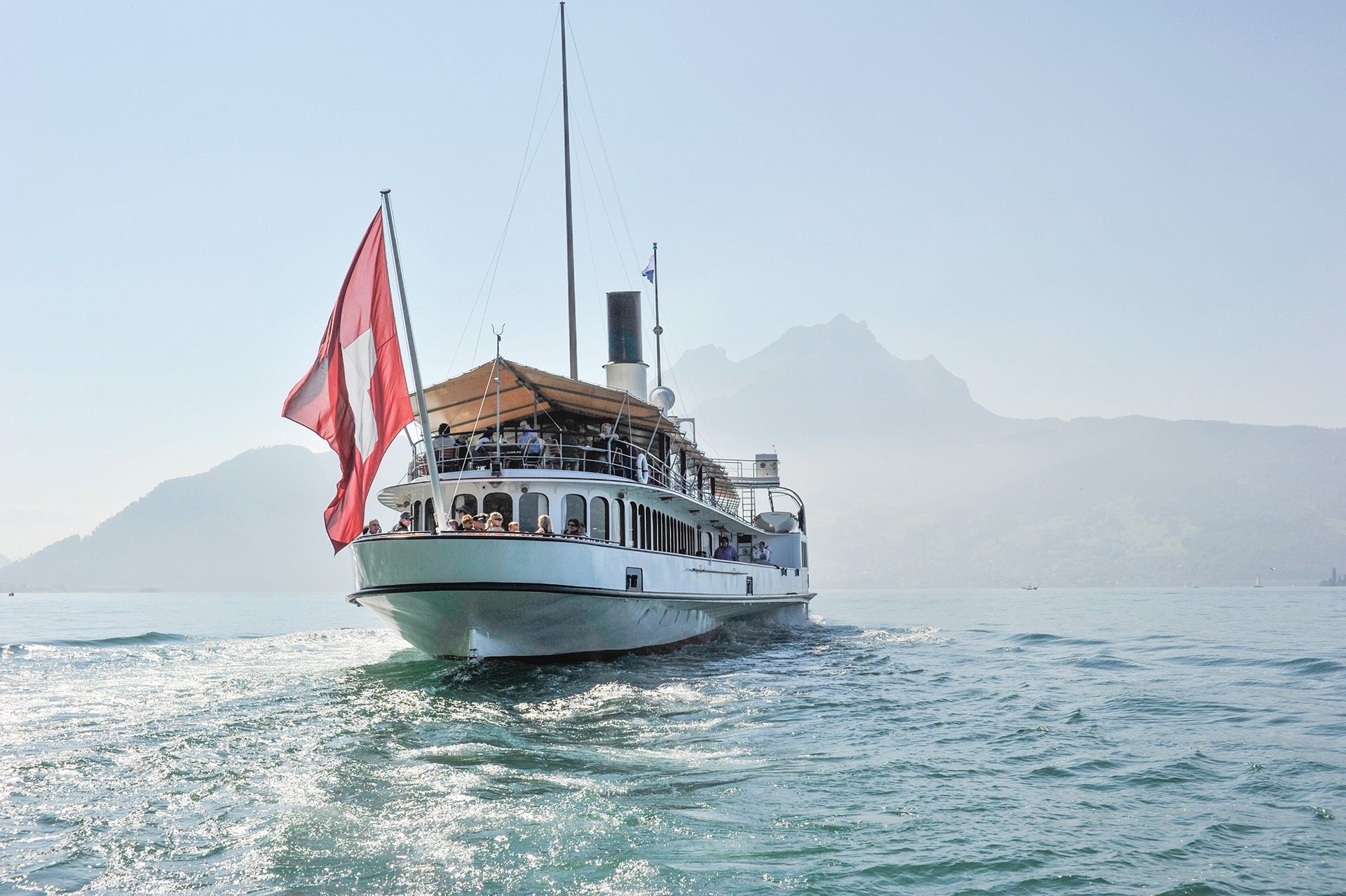 Dampfschiff mit der Schweizer Flagge