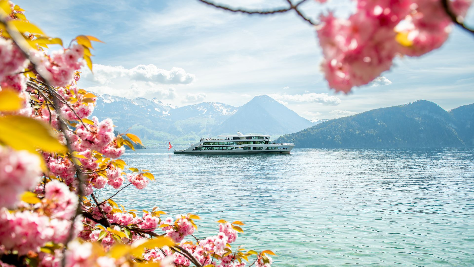 Spring scenery on Lake Lucerne – the perfect setting for the Easter Gourmet Brunch.
