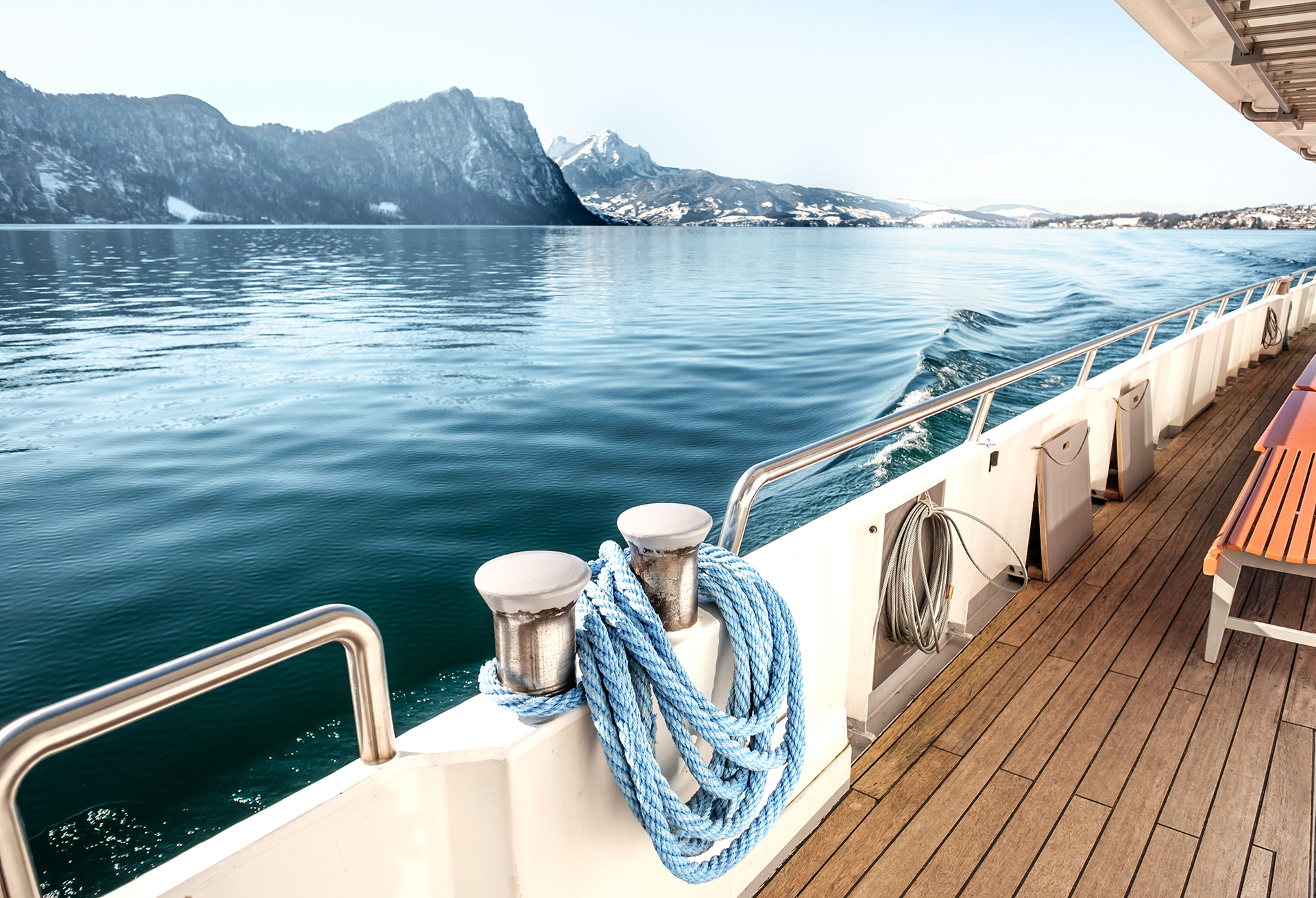 Vue du bateau vers la rive en hiver.