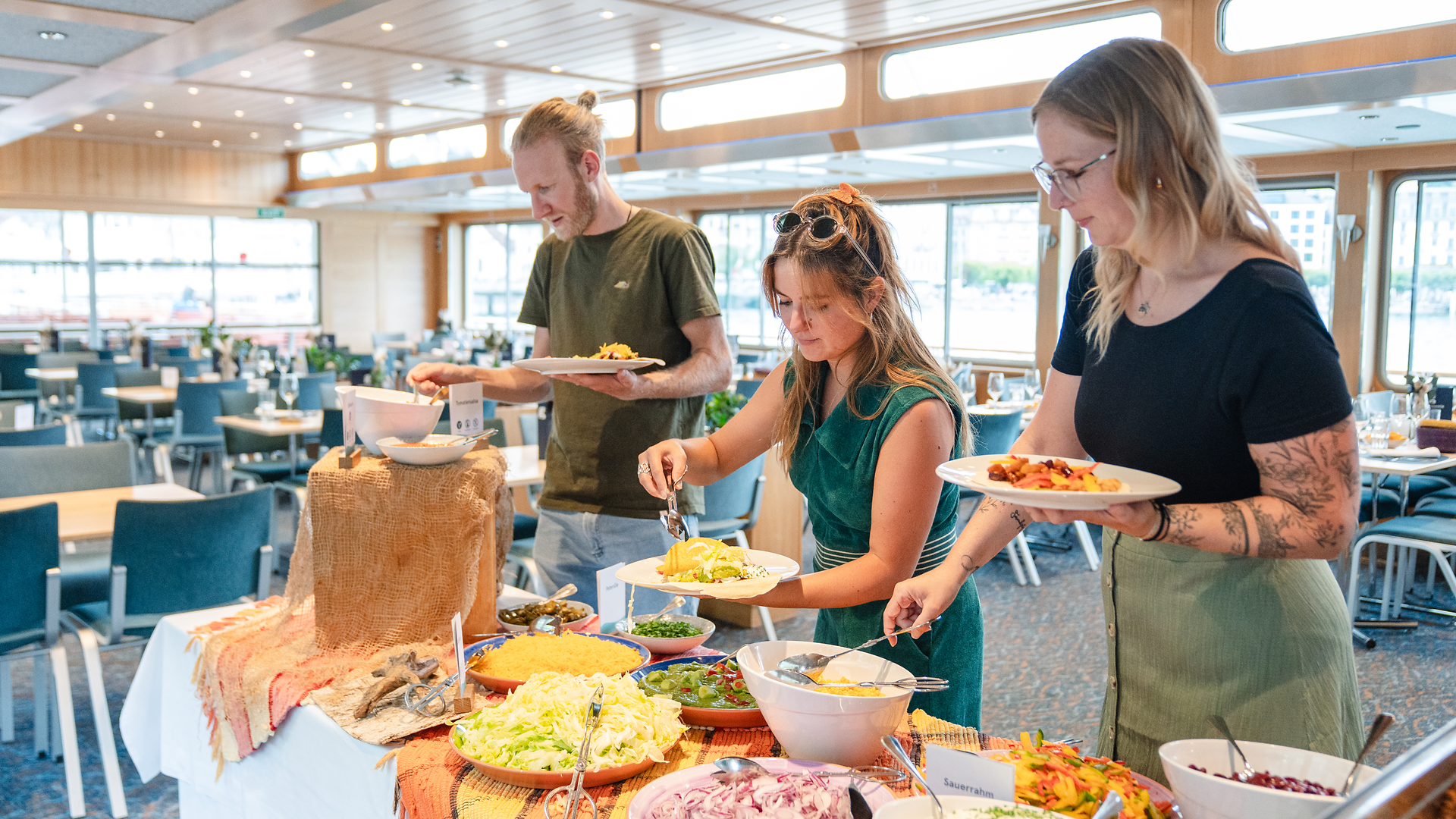 Passagers se servant au buffet de fajitas à bord d’un bateau sur le lac des Quatre-Cantons