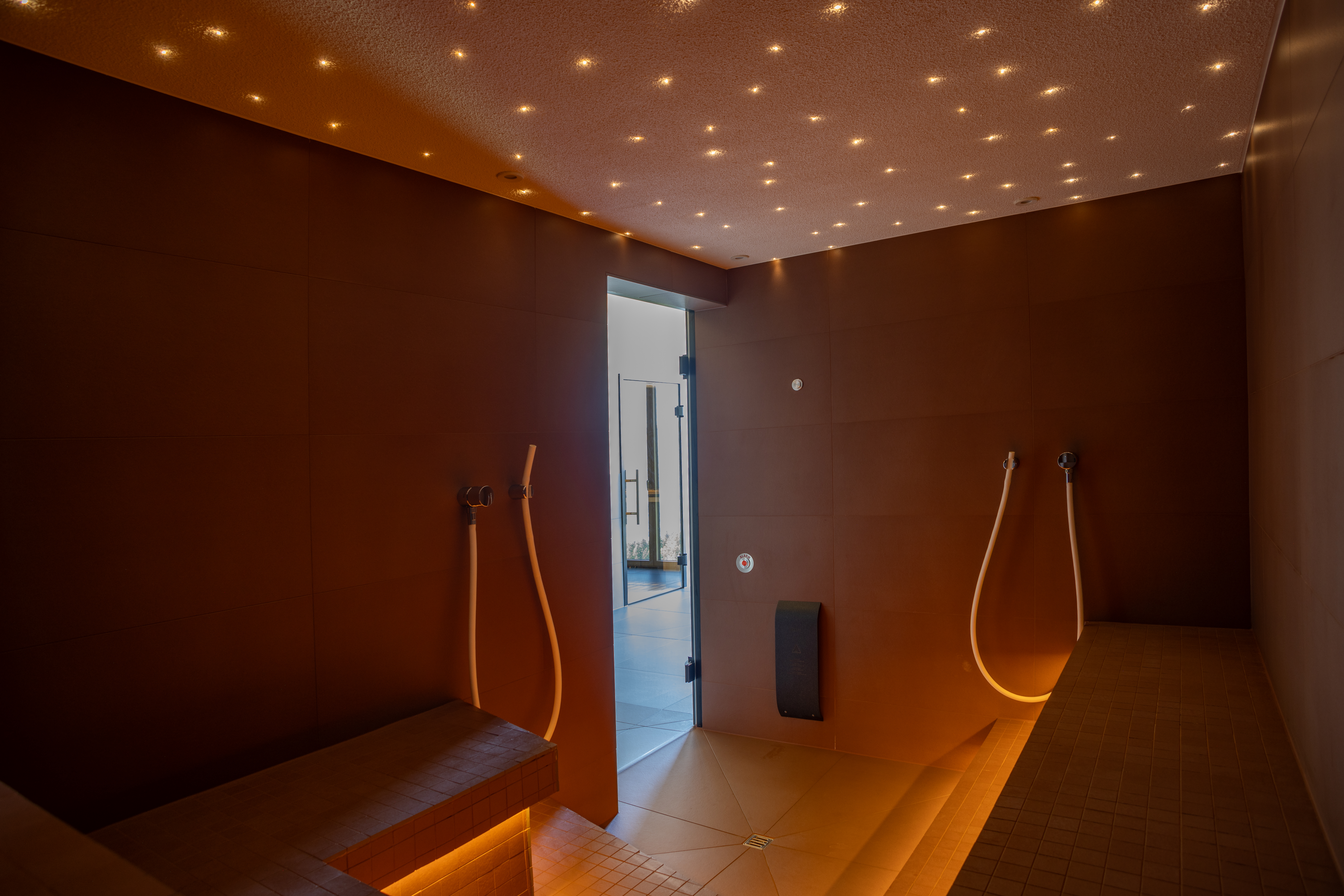 Dampfbad mit Sitzbänken, Sternenhimmel-Beleuchtung und sanfter Atmosphäre.