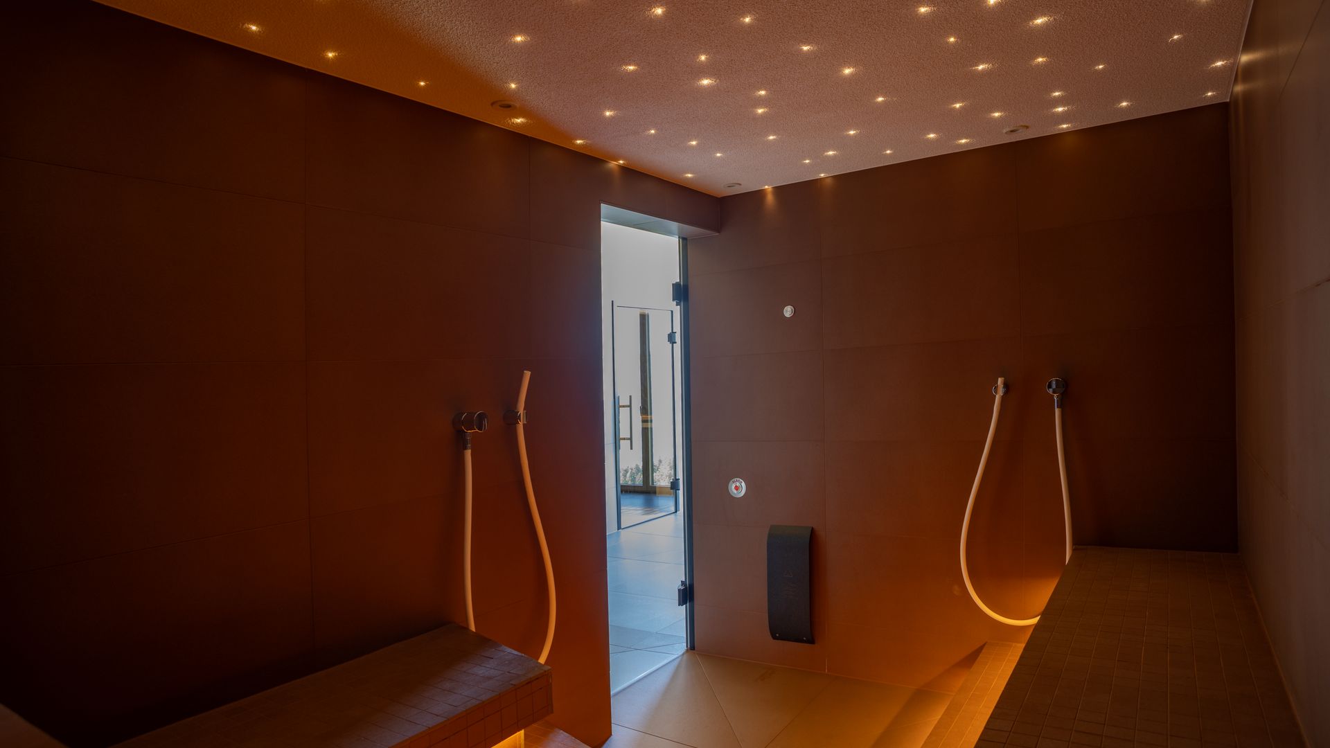 Dampfbad mit Sitzbänken, Sternenhimmel-Beleuchtung und sanfter Atmosphäre.