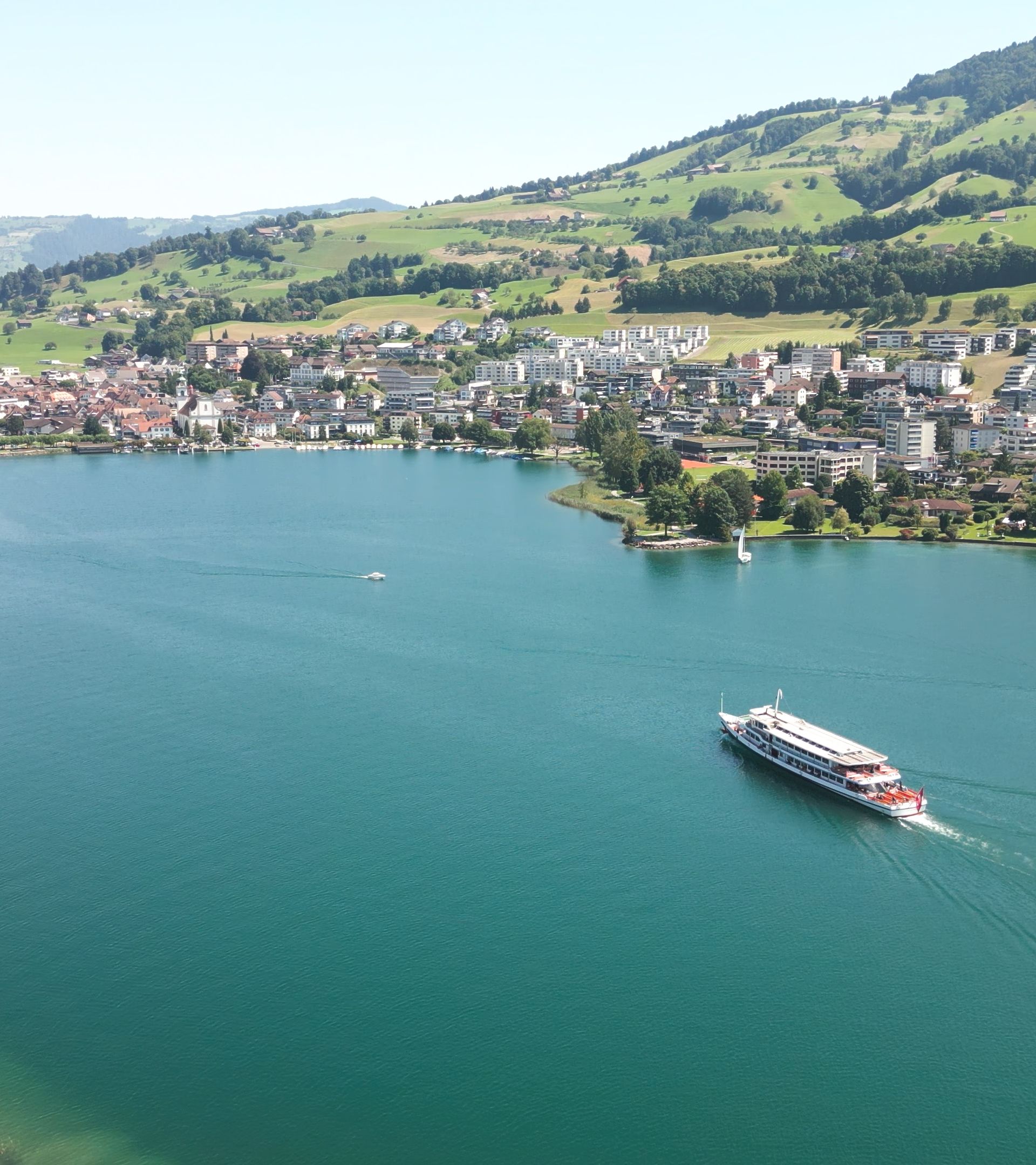 Drohnenaufnahme eines Motorschiffs auf dem Küssnachtersee vor Küssnacht am Rigi