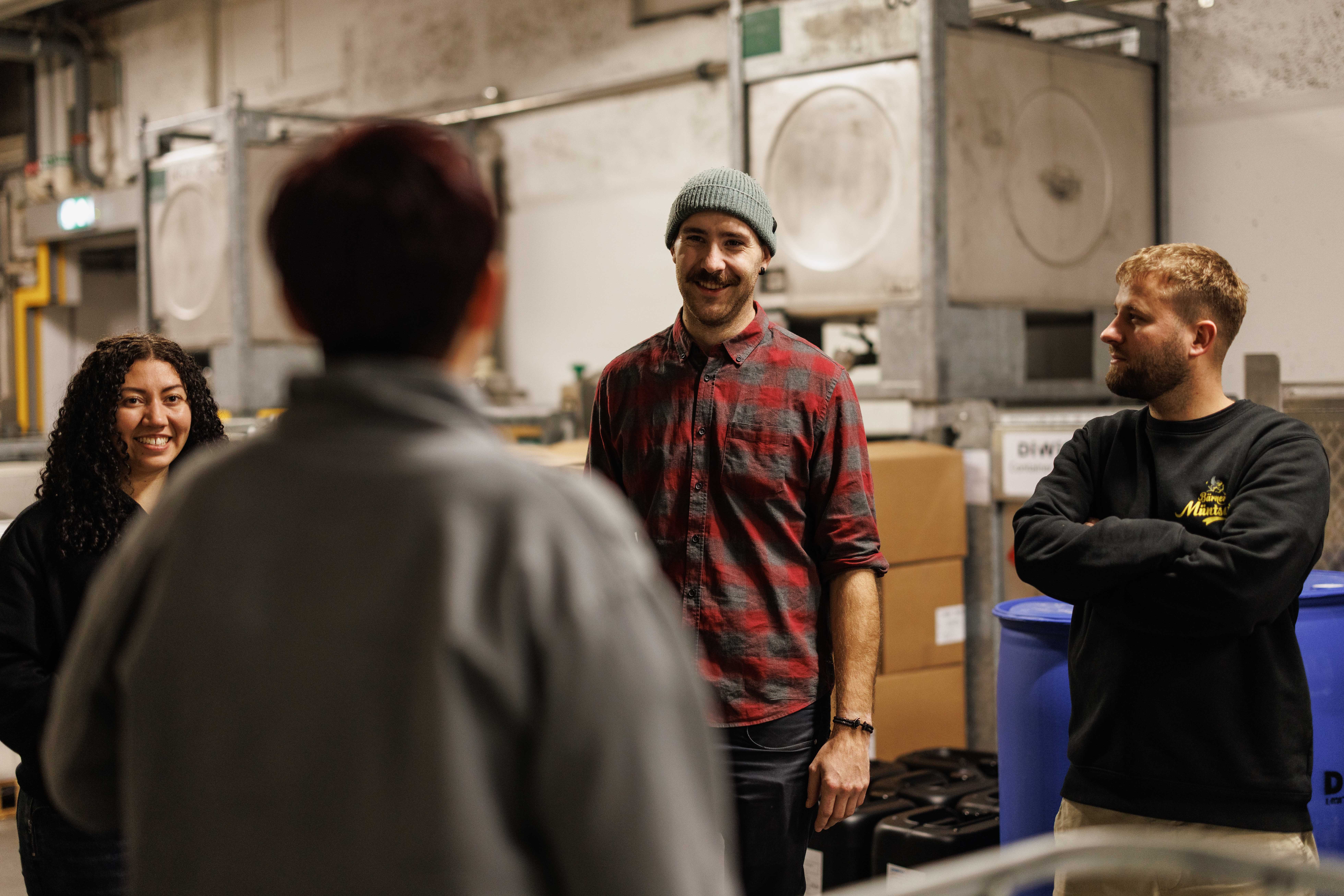 Rundgang mit Gruppe drinnen 2