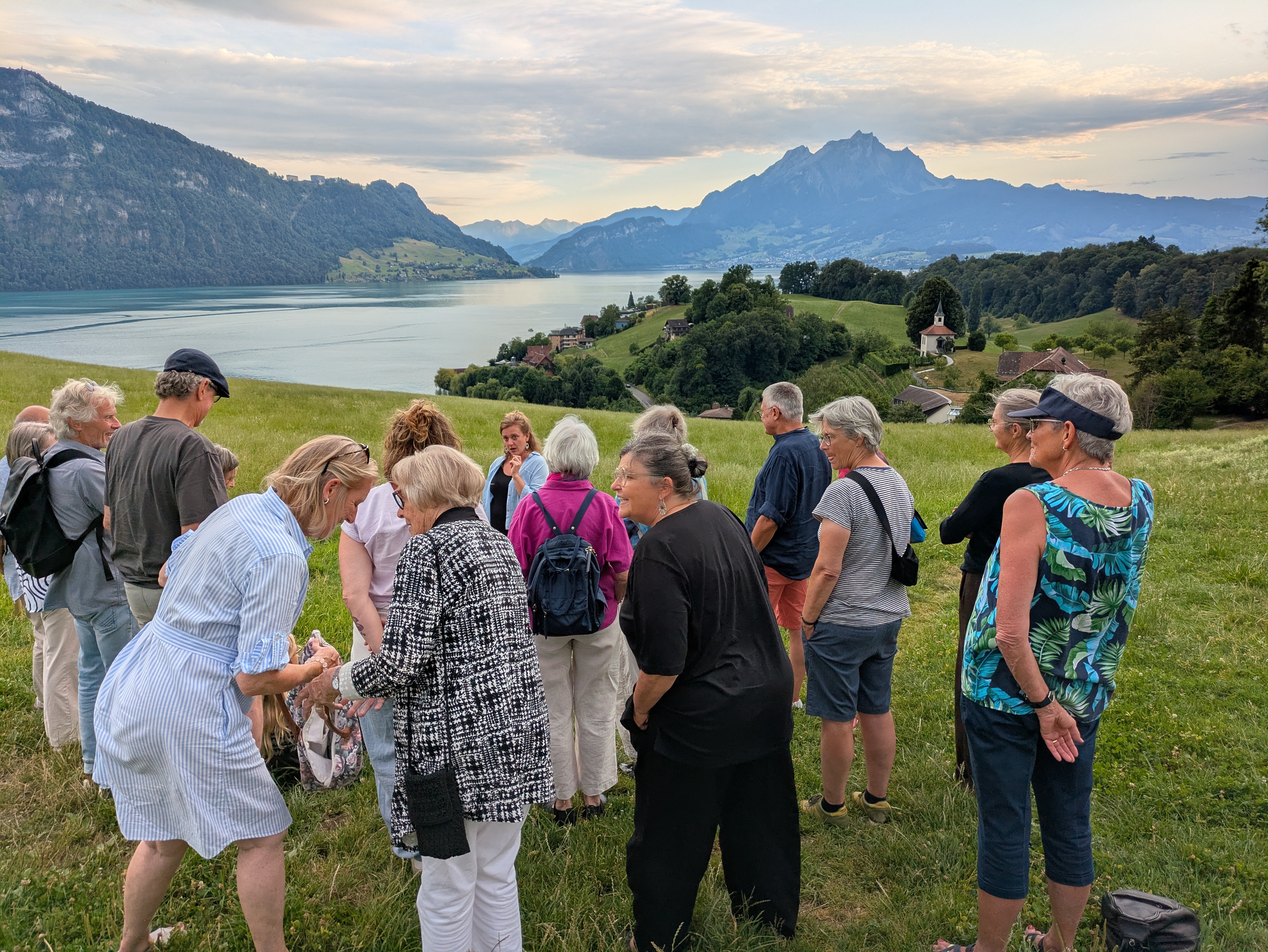 Gäste lauschen den Erzählungen von Claudia Däpp