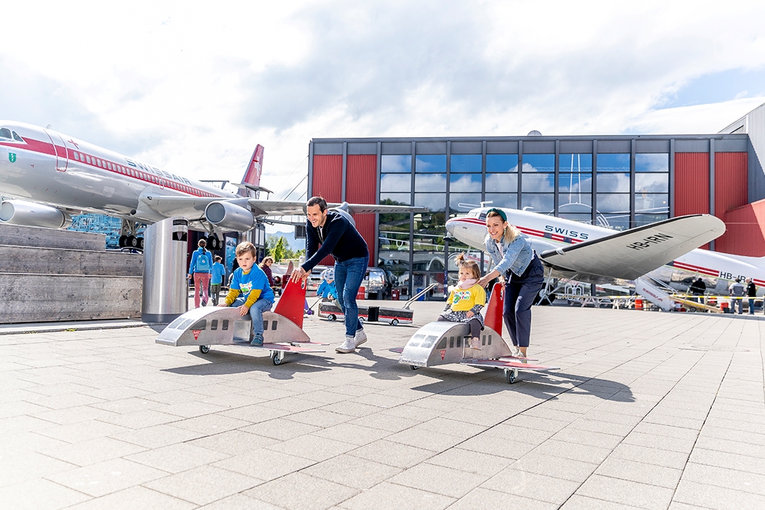 Familie draussen im Aussenbereich vom Verkehrshaus Luzern