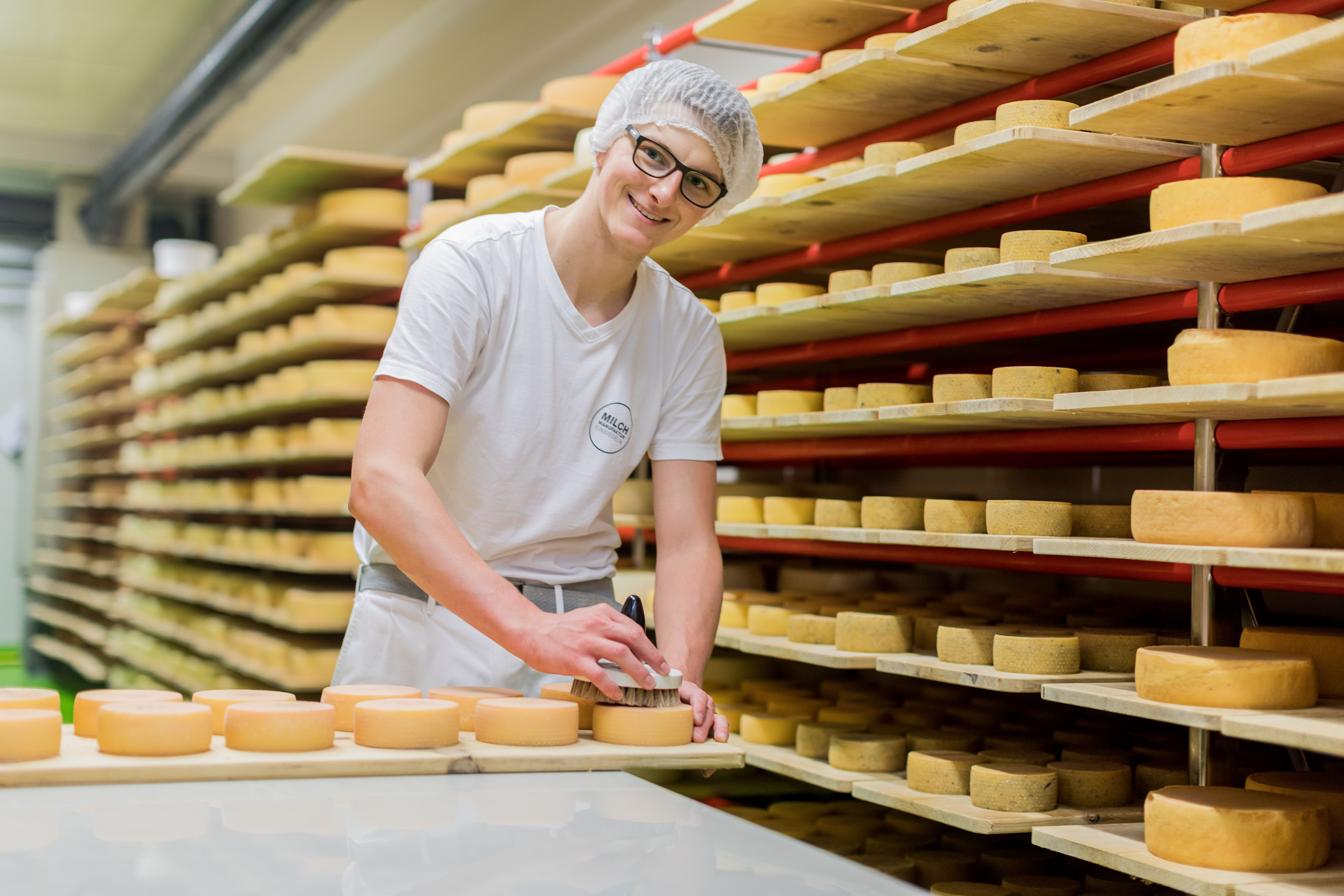 mys-Öffentliche Führung | Milchmanufaktur Einsiedeln-Milchmanufaktur Einsiedeln AG - Milchmanufaktur_Käser an der Arbeit.jpg