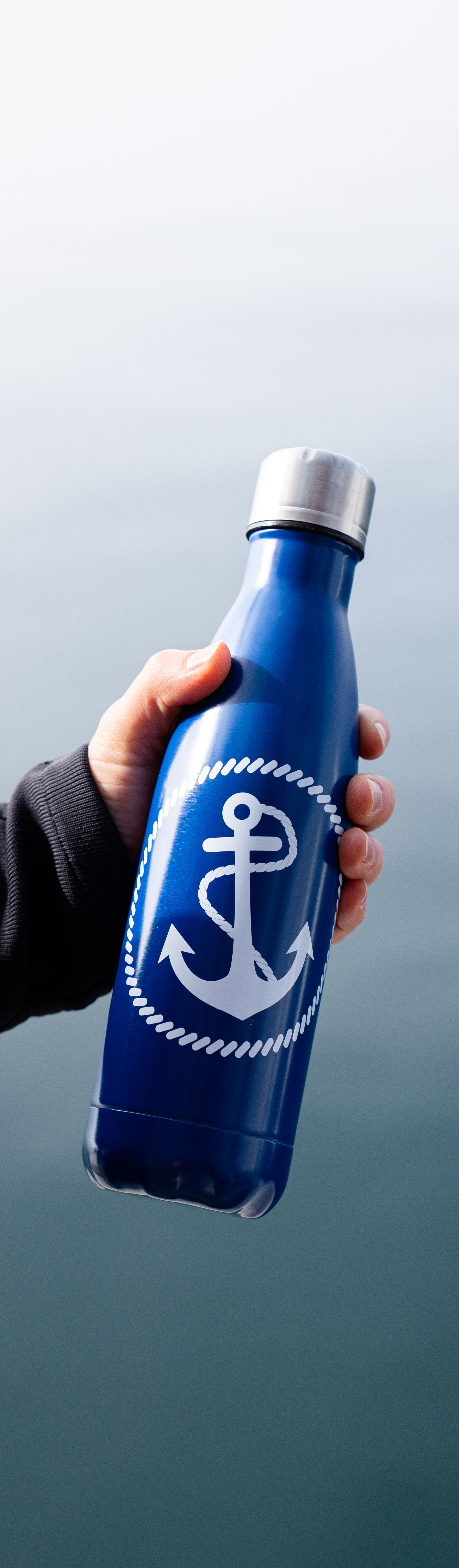 Blaue Trinkflasche mit weissem Ankermotiv als Souvenir vom Vierwaldstättersee