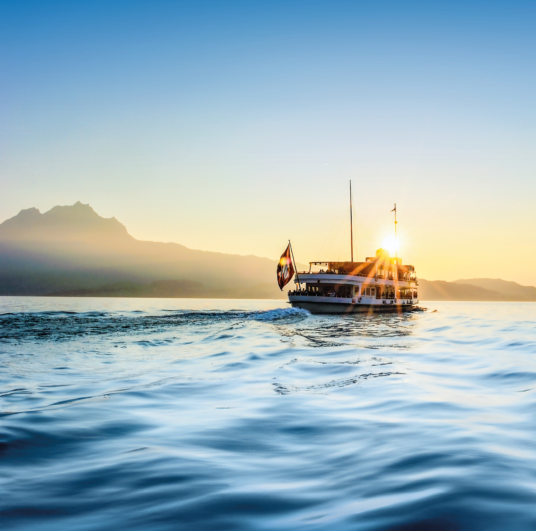 Keyvisual Sommerkampagne Glück Ahoi - Fahrt ins Glück auf dem Vierwaldstättersee. 