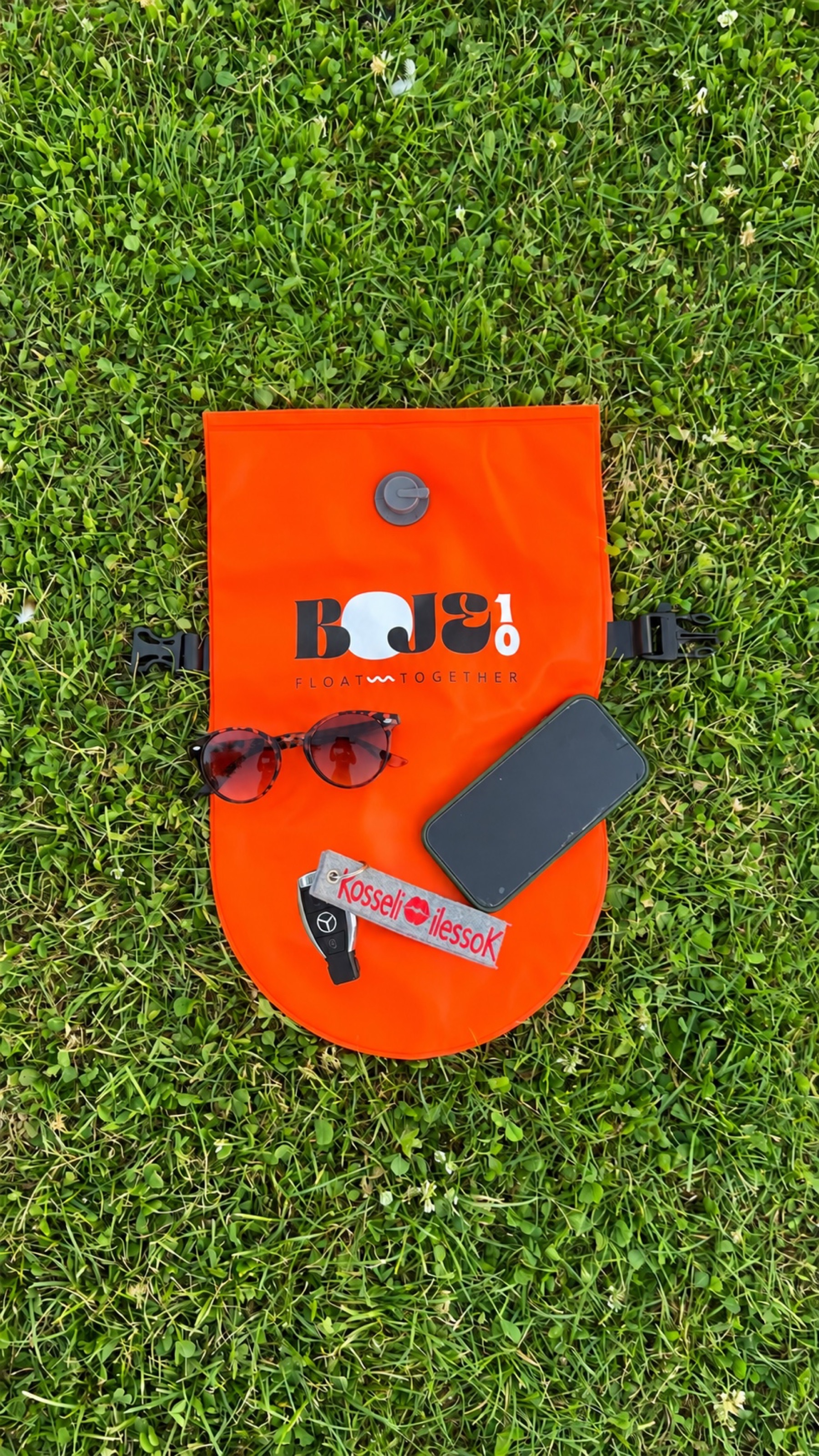 Geöffnete orange Boje10 Schwimmboje mit Drybag-Stauraum für Smartphone, Schlüssel und Reiseutensilien