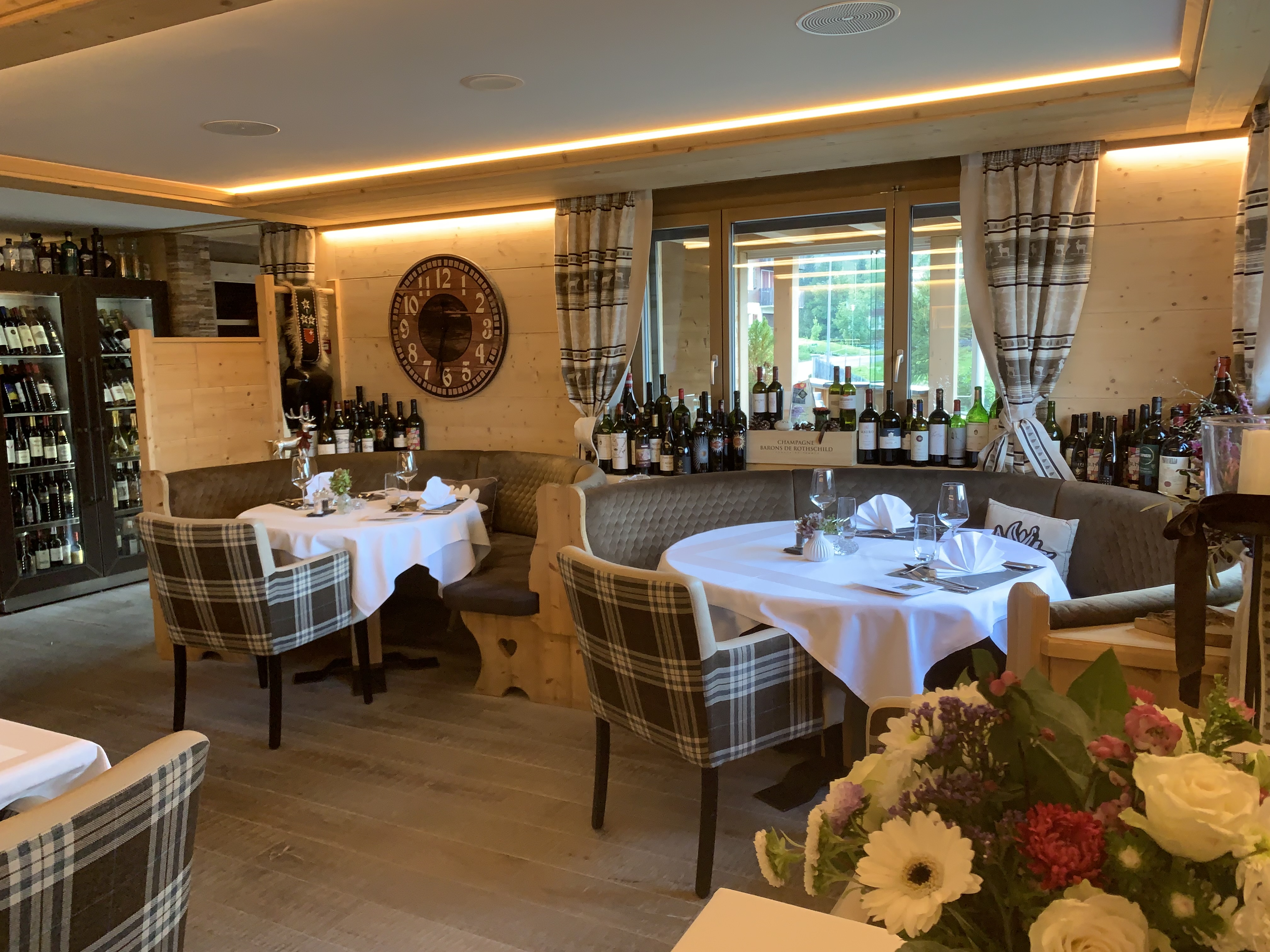 Stilvoller Restaurantinnenraum mit gedeckten Tischen und gemütlicher Beleuchtung.