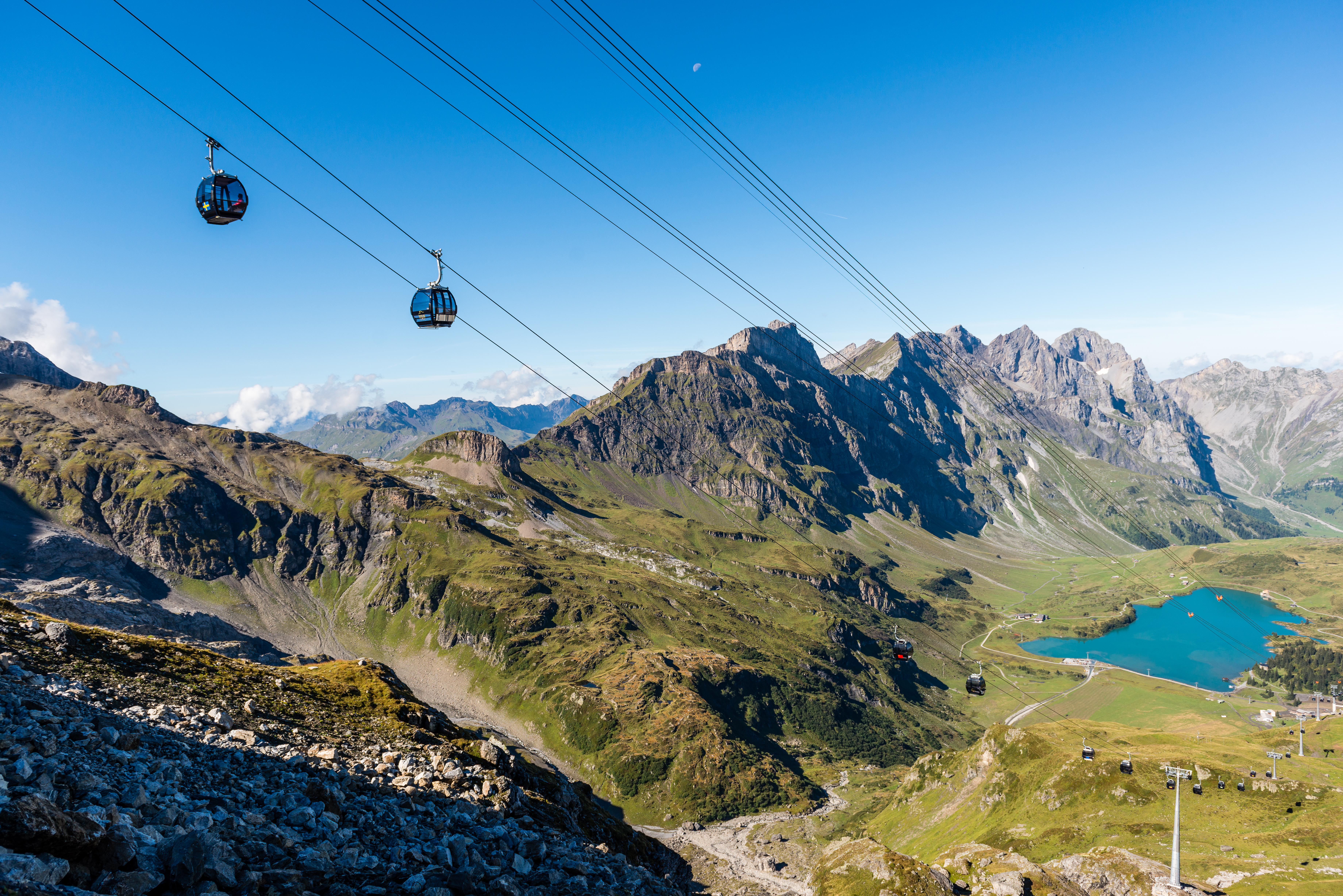 Blick auf die Gondelbahnen TITLIS Xpress und den Trübsee im Hintergrund