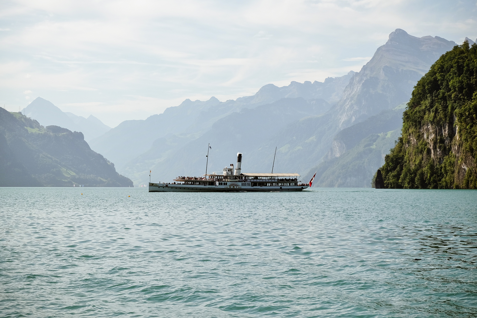 Das Dampfschiff Uri unterwegs auf dem Vierwaldstättersee.