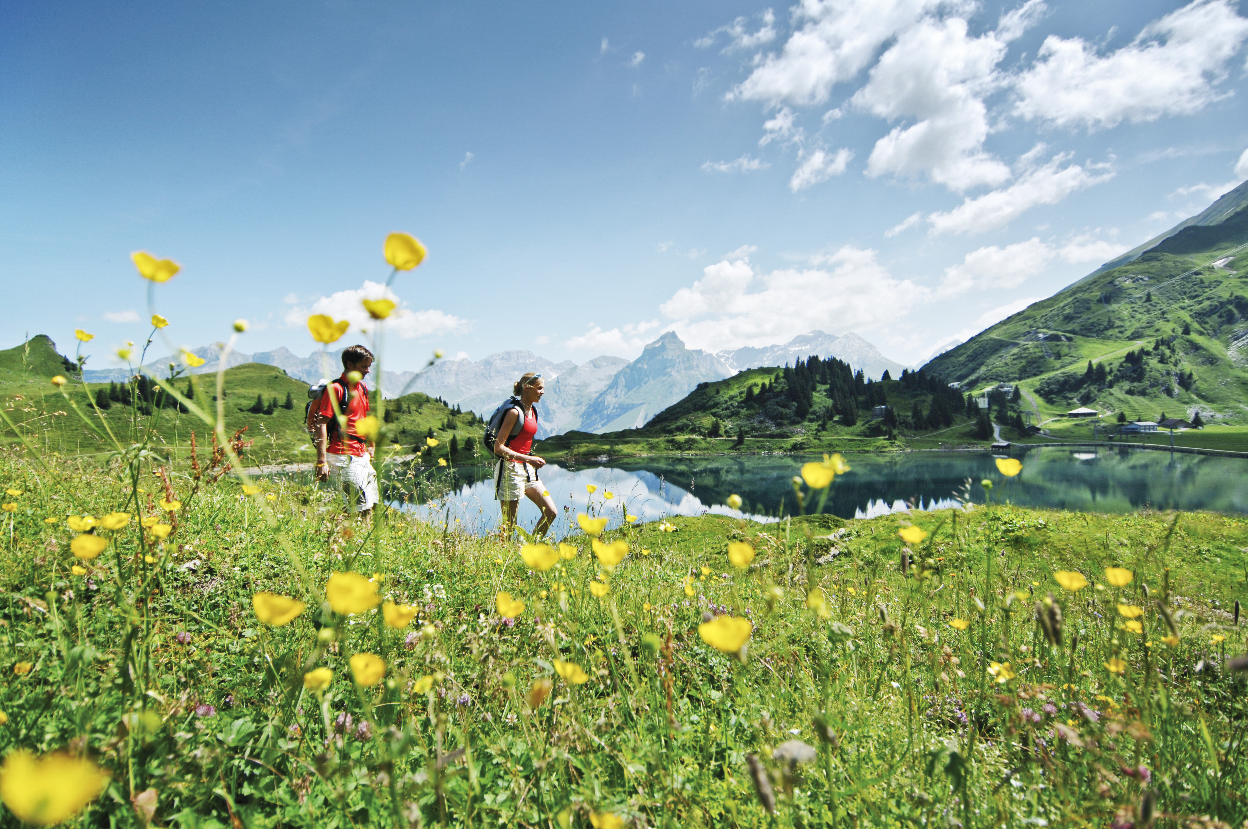 Zwei Wanderer unterwegs entlang des Trübsee in Engelberg während der Sommerzeit.