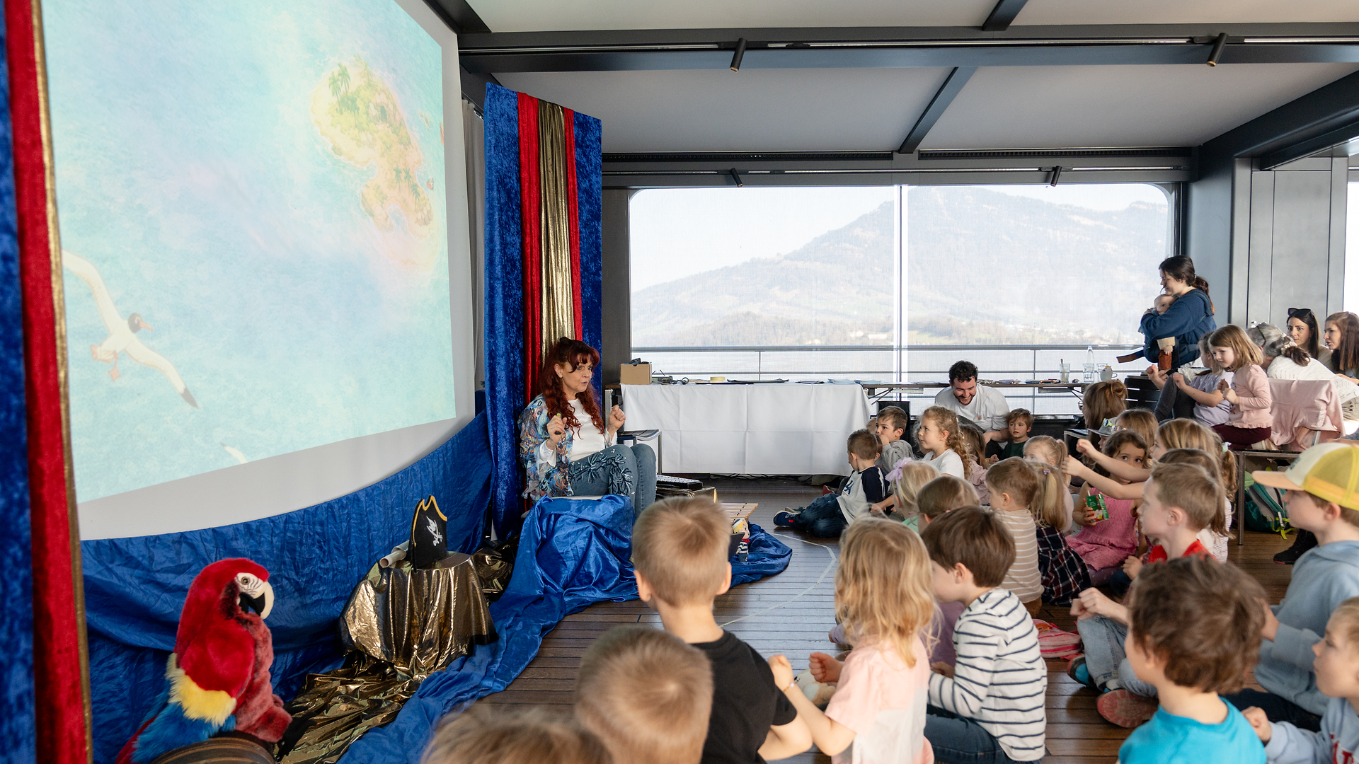 Kinder nehmen aktiv an einer Märchenvorführung von Jolanda Steiner auf dem Märlischiff auf dem Vierwaldstättersee teil
