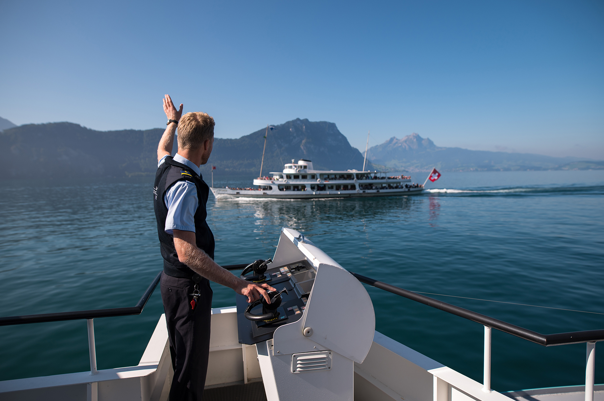 Schiffskapitän beim Navigieren eines Schiffes