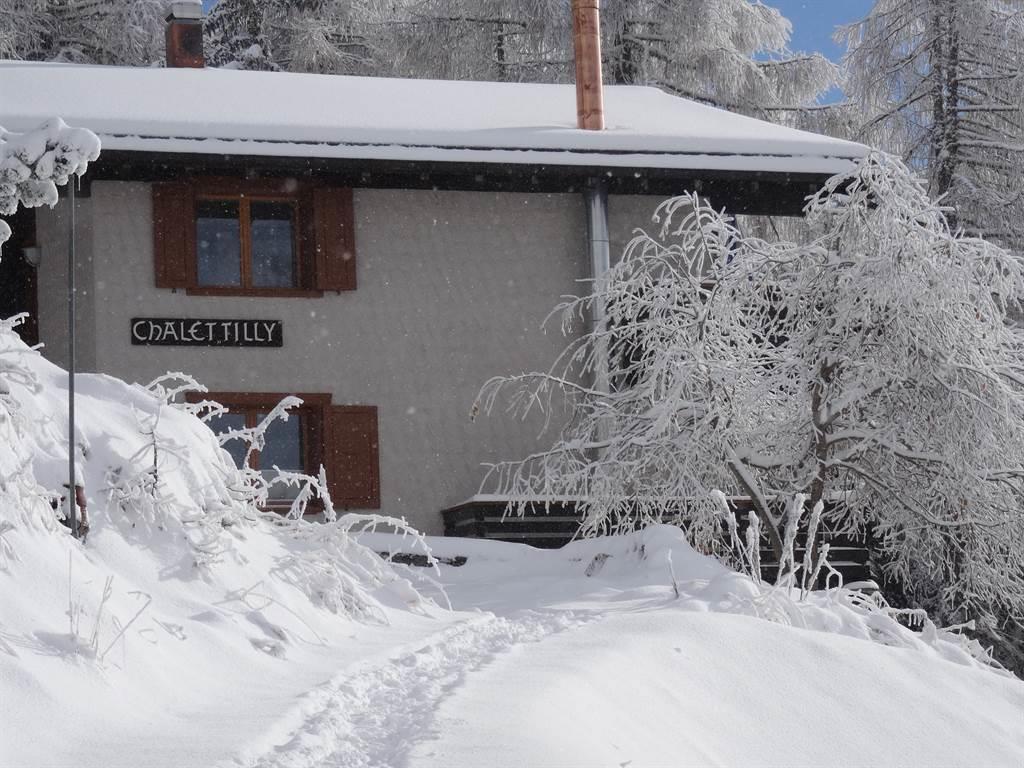 Tilly - 2. Stock - Tilly Zugang, blauer Himmel + leichter Schneefall