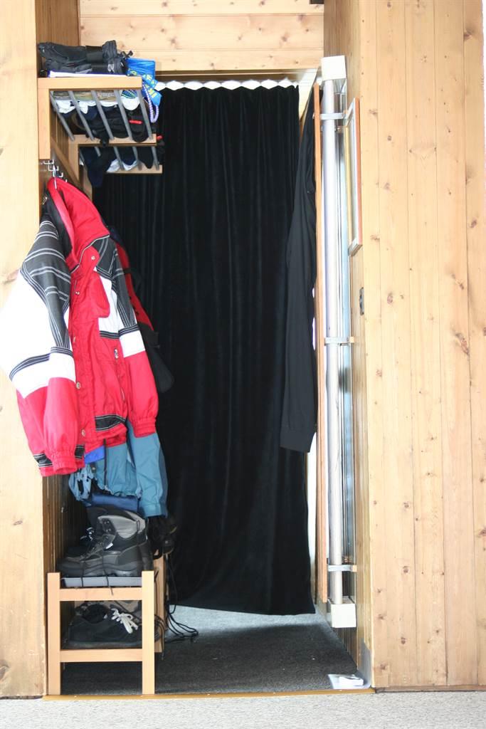 Schneebutz Wohnung - Eingangsbereich mit Helmboxen