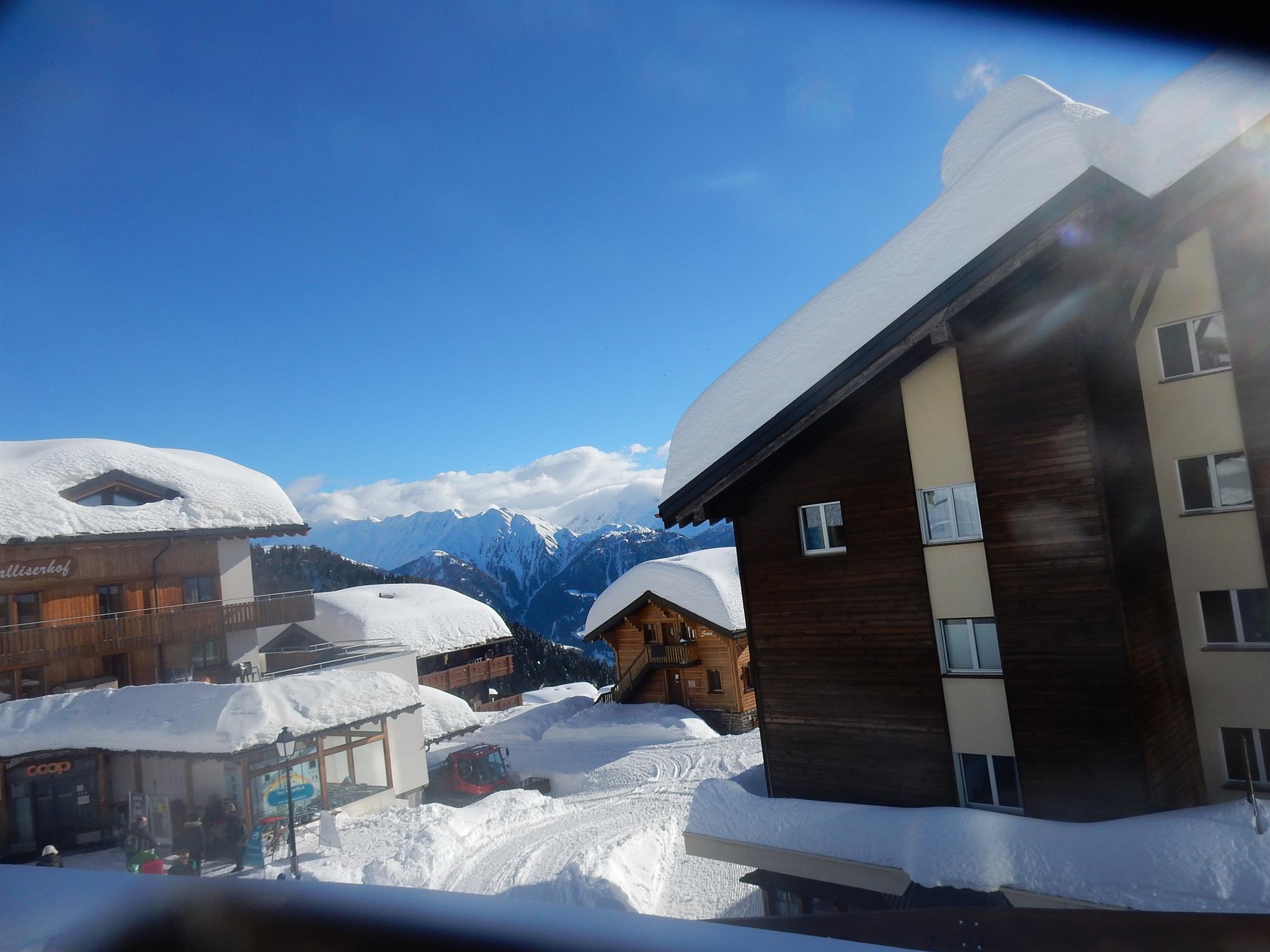 Lusa DG Ost - Blick auf Haus Lusa und Coop