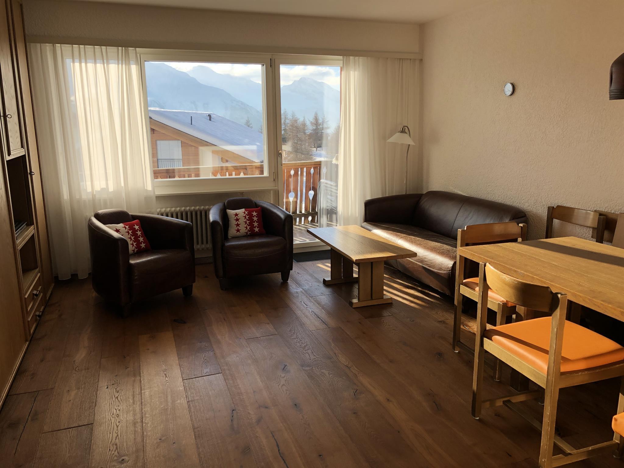 Rhodania 75 - Wohnzimmer mit Balkon/tolle Aussicht auf die Berge