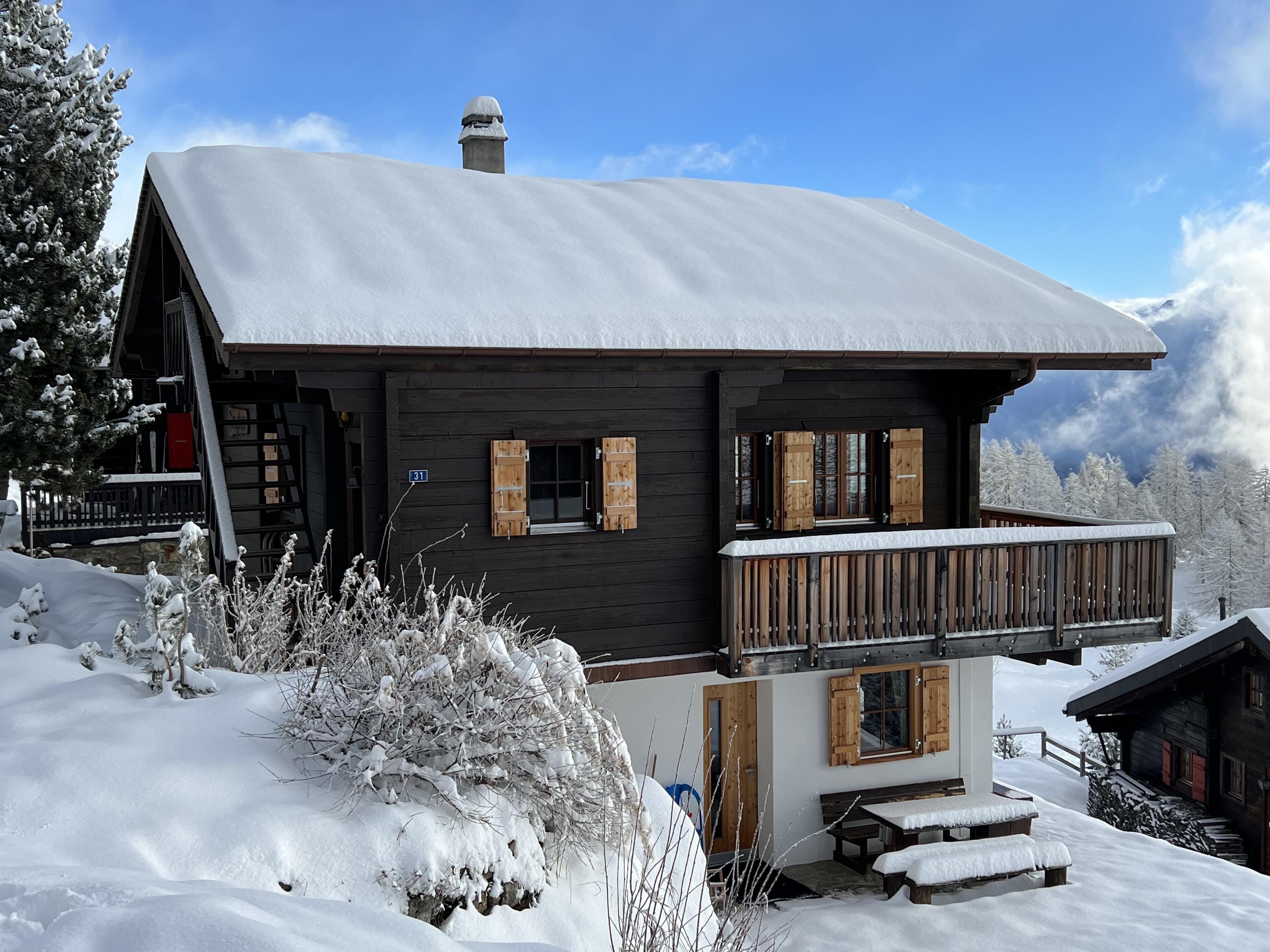 Jonathan 1. Stock - verschneites Chalet