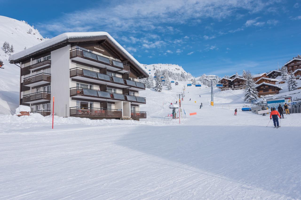 Bergfreunde 4 1/2-Zi. Hochparterre - Aussenansicht  mit Moosfluh Aletschgletscher Bahn