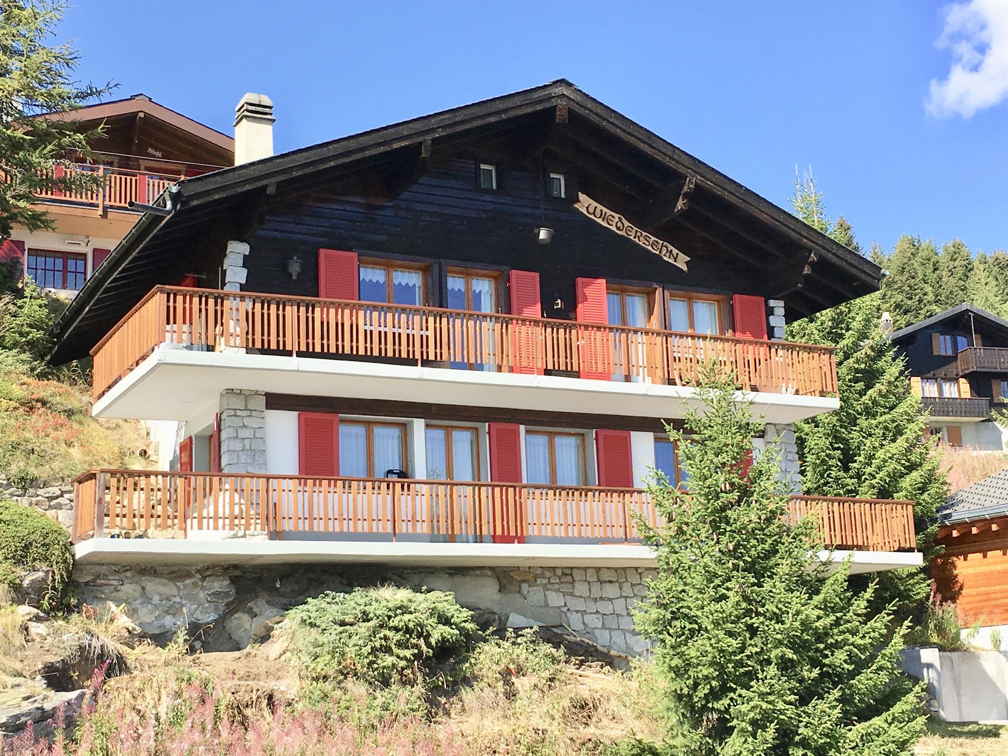 Wiedersehn Parterre - Blick auf das Chalet im Sommer