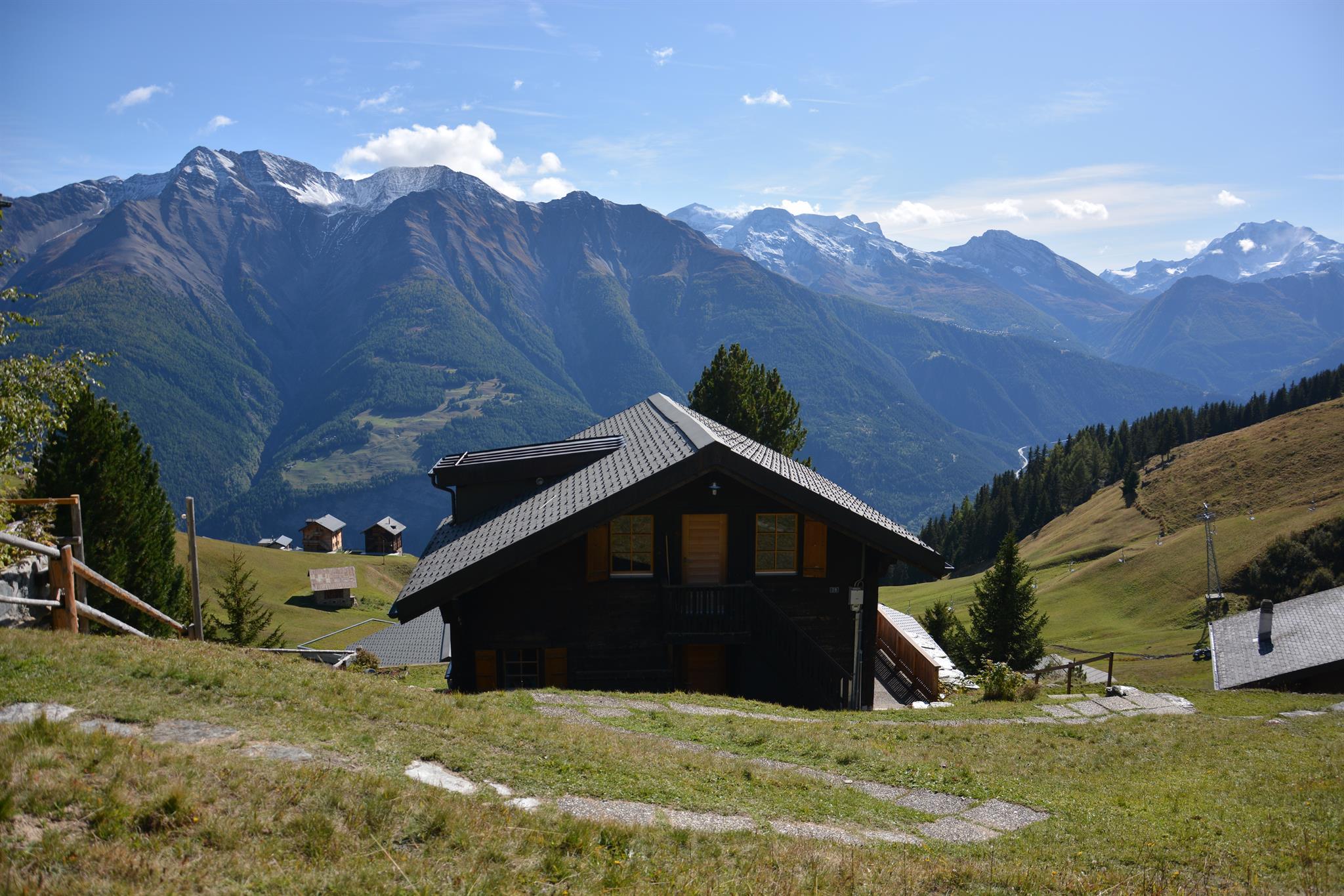 Riederhorn 2. Stock DW - Hauseingang Sommer