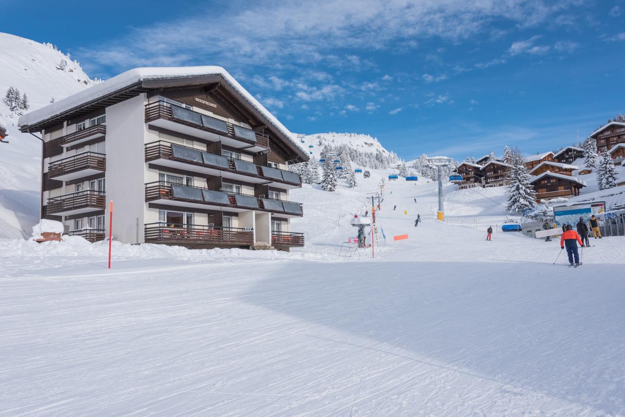 Bergfreunde 3.5-Zi 1. Stock West - Aussenansicht  mit Moosfluh Aletschgletscher Bahn