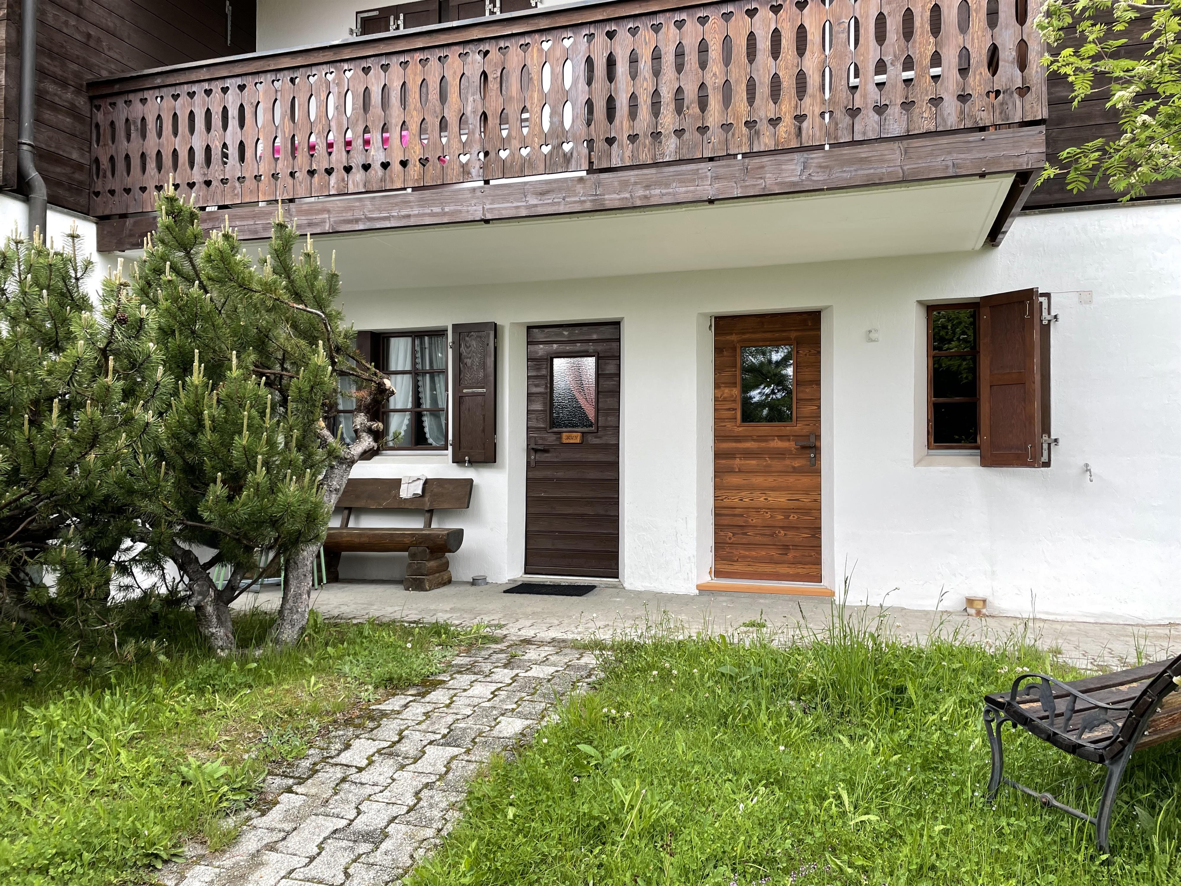 Vieux Valais B Jahn - Eingang mit Aussensitzplatz