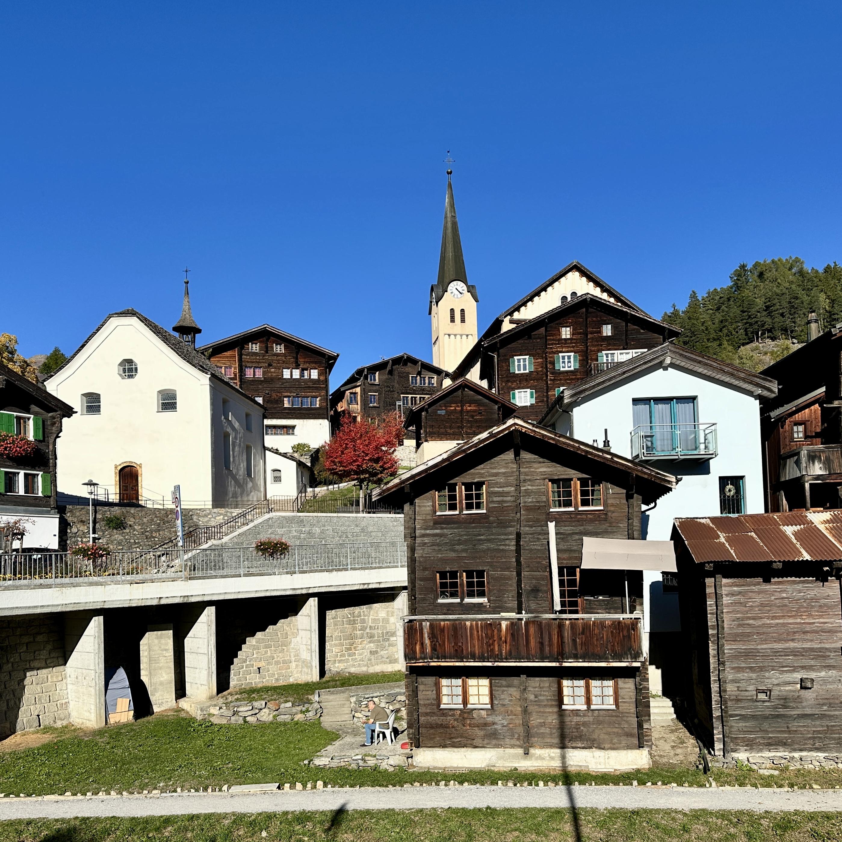 Huesi - hüüsi Fiesch : im Sommer