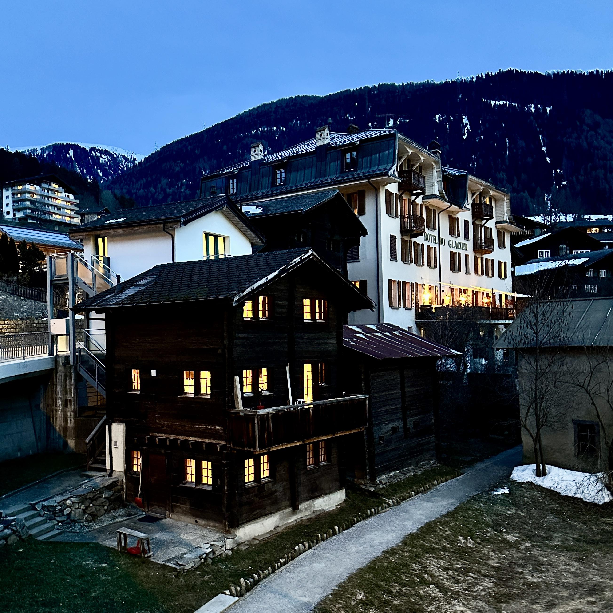 Huesi - hüüsi Fiesch : Dämmerung