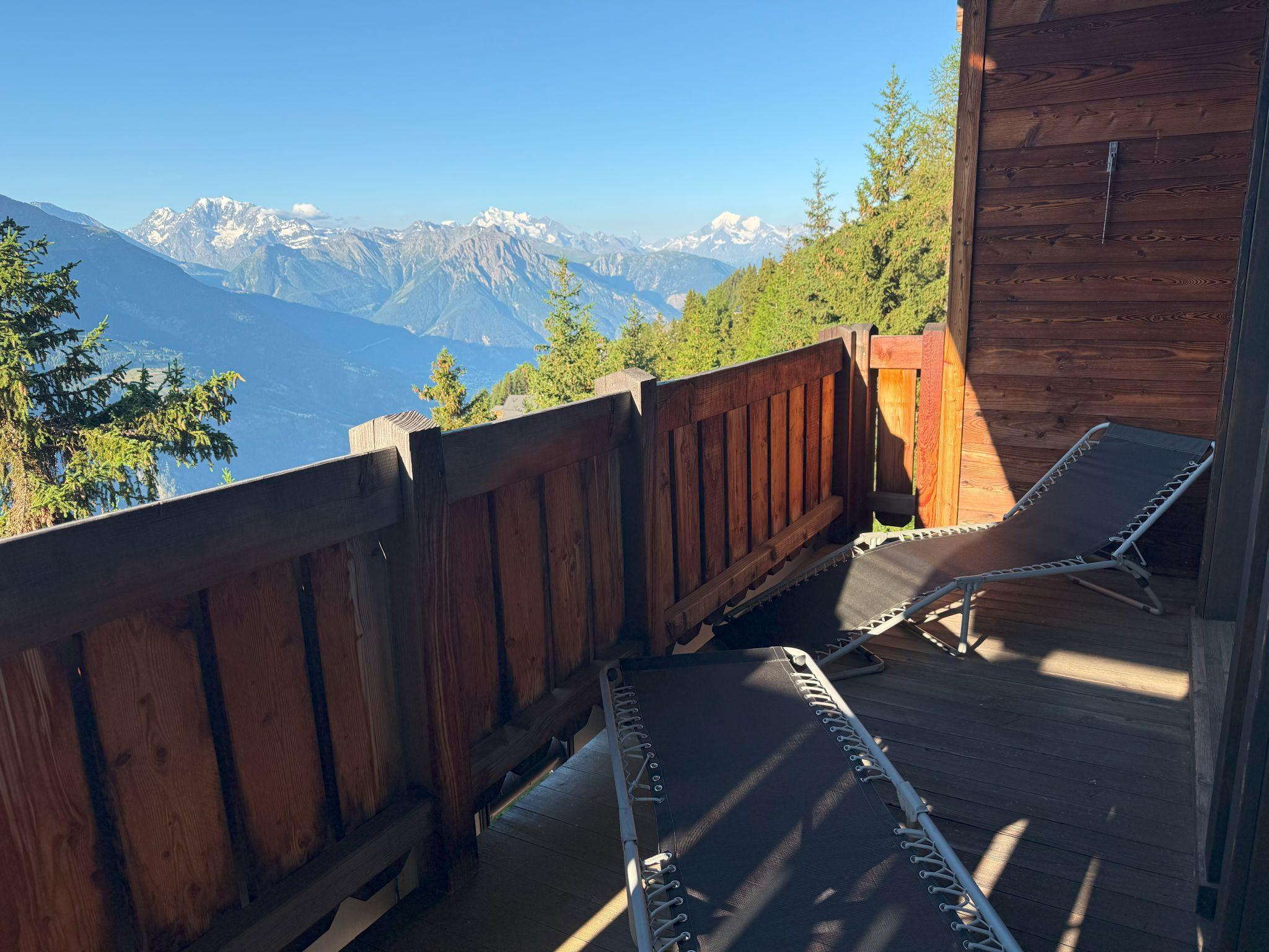 Wakatipu-Lodge - Sonnenterrasse mit Liegestühlen