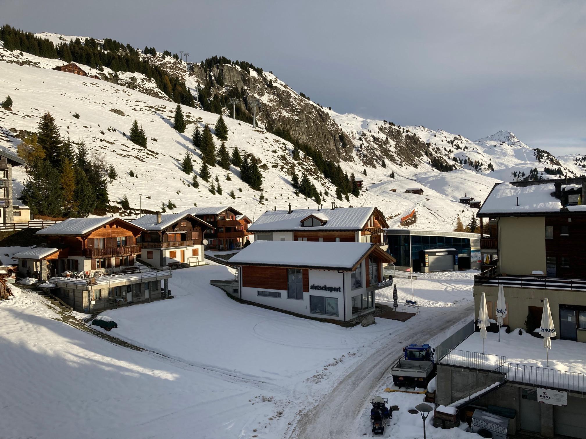 Fleschu 3. OG - Sicht vom kl. Balkon zum Sportgeschäft