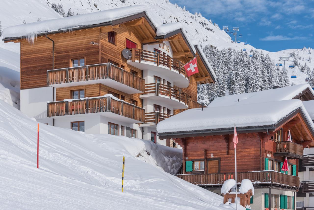 Brändli 2. Stock - Aussenansicht  mit Moosfluh Aletschgletscher Bahn