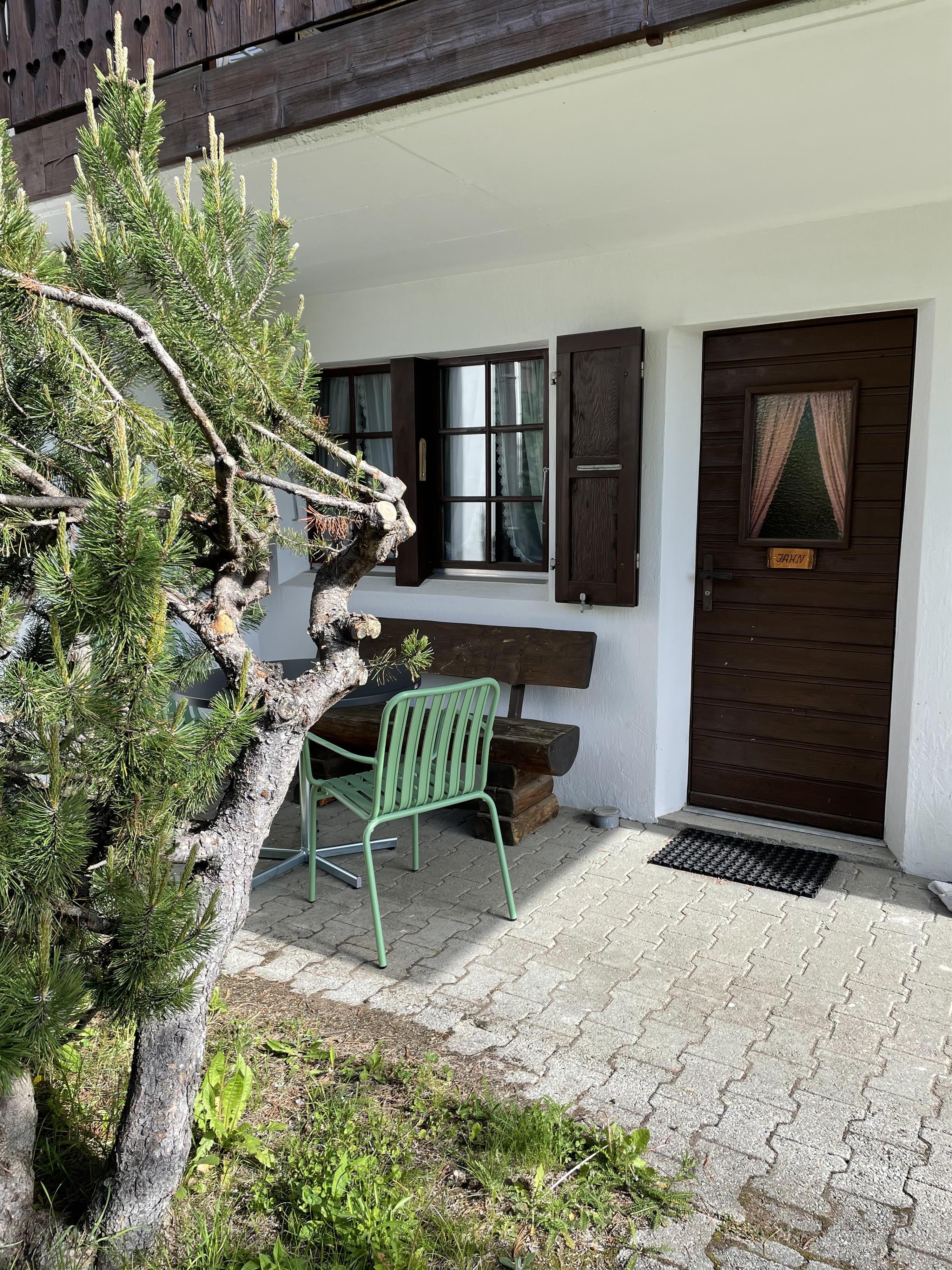 Vieux Valais B Jahn - Eingang mit Aussensitzplatz