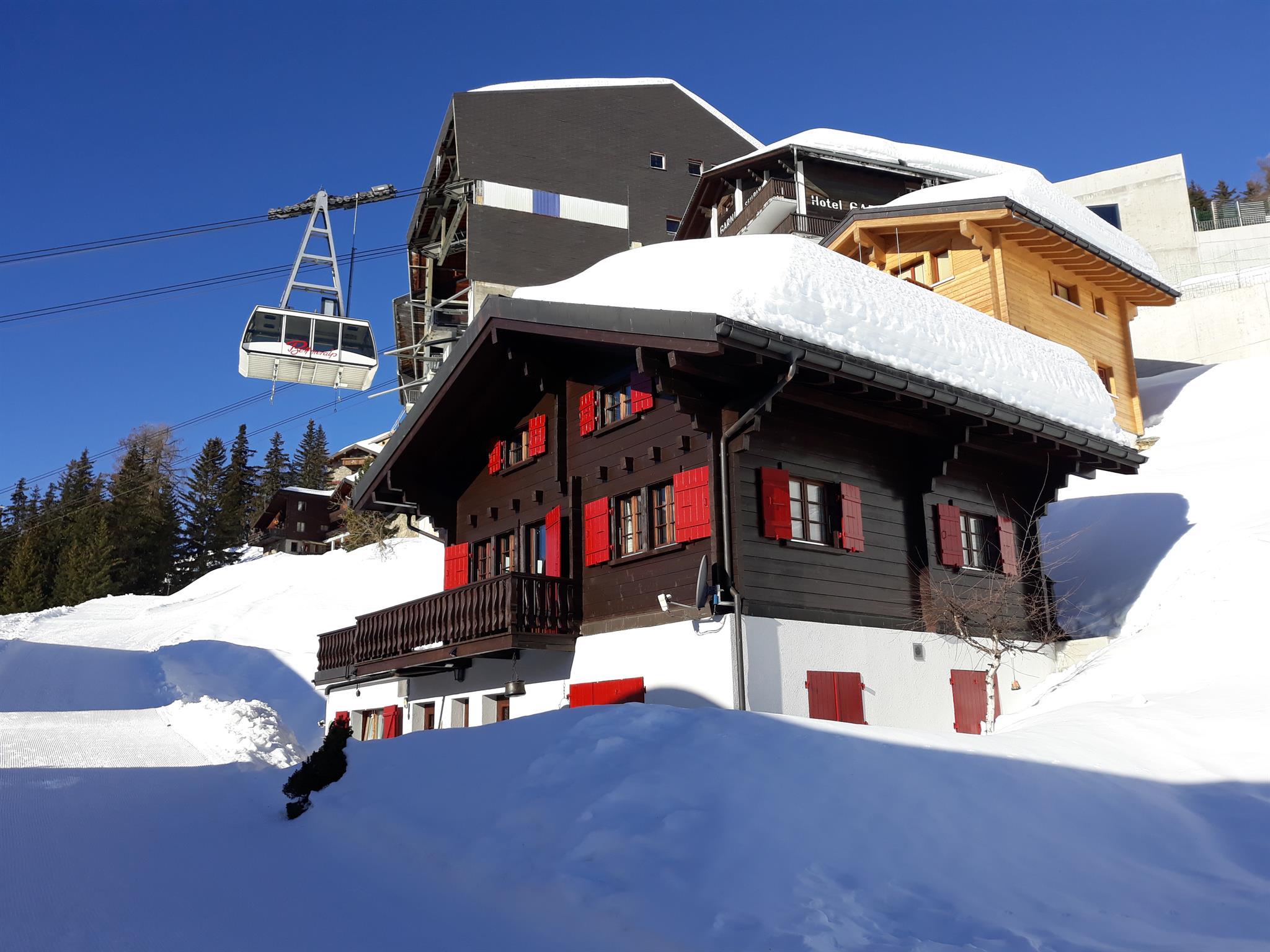 Rotkäppli - Rotkäppli neben Bahn