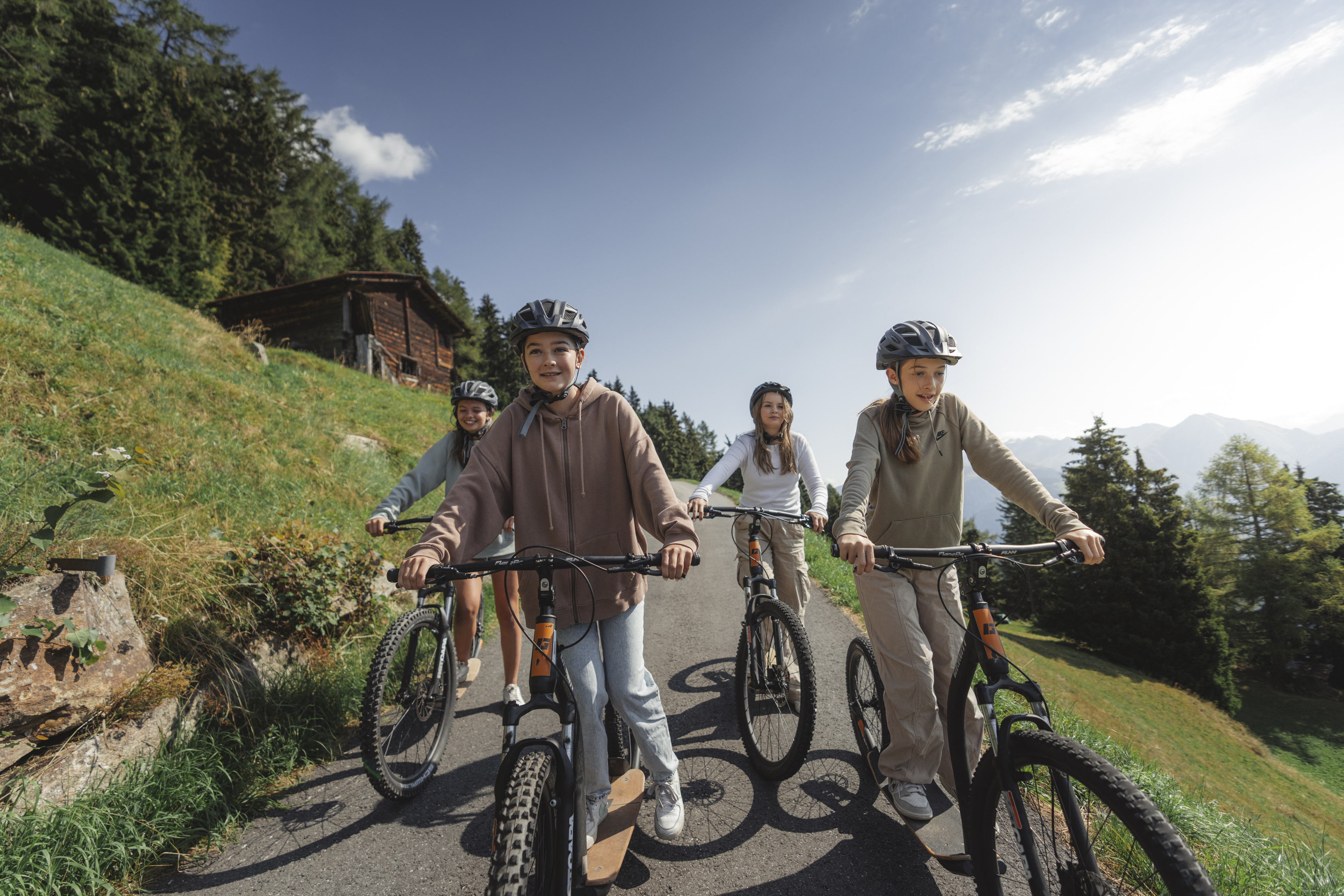 Freunde geniessen Trottinettfahrt in der Aletsch Arena
