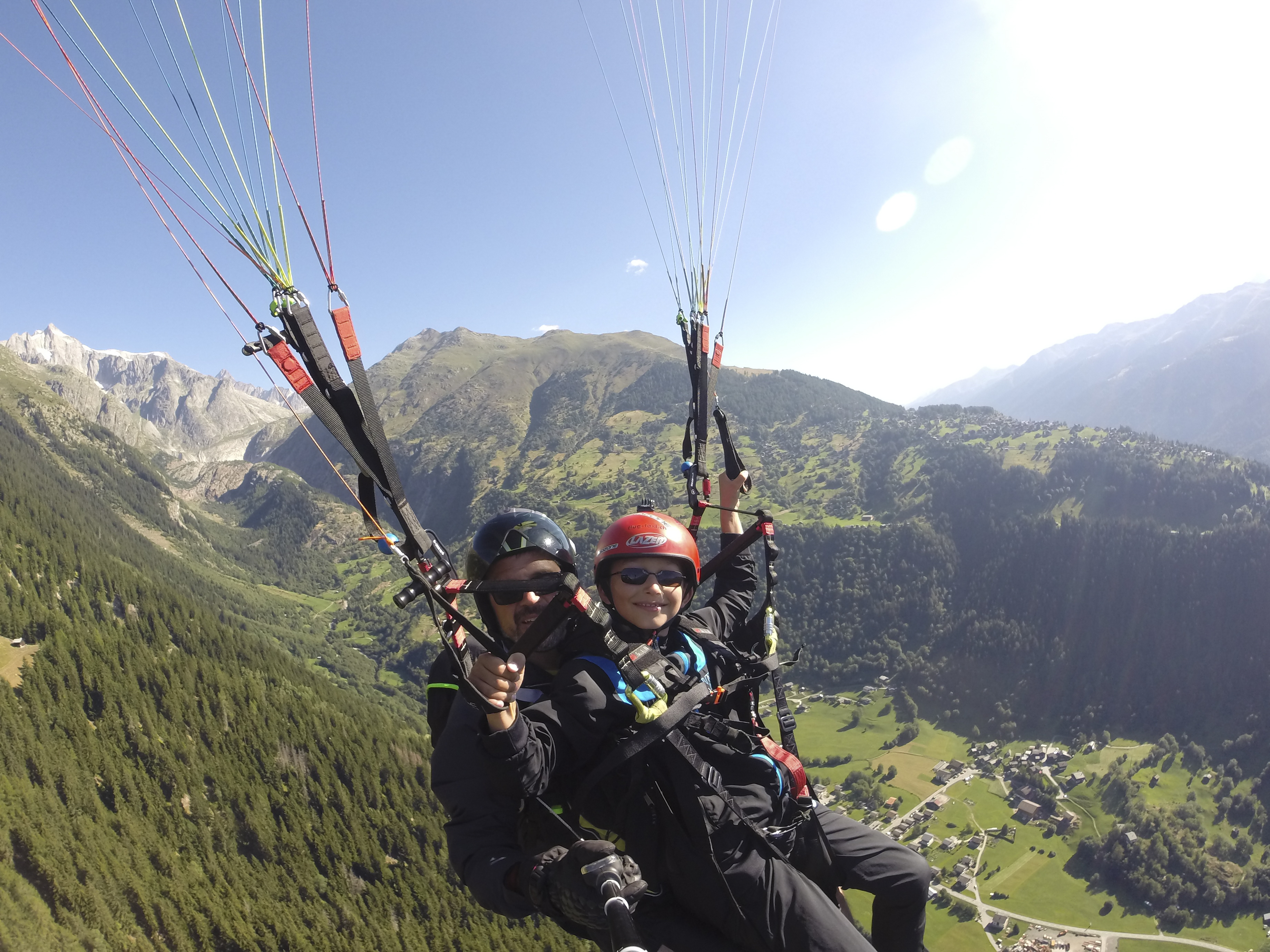 mys-Gleitschirm-Kinderflug Gletschi-Aletsch Arena AG - Gleitschirmfliegen-Fiesch-Sommer-Aletsch-Arena-9-Furrer Xandi.JPG
