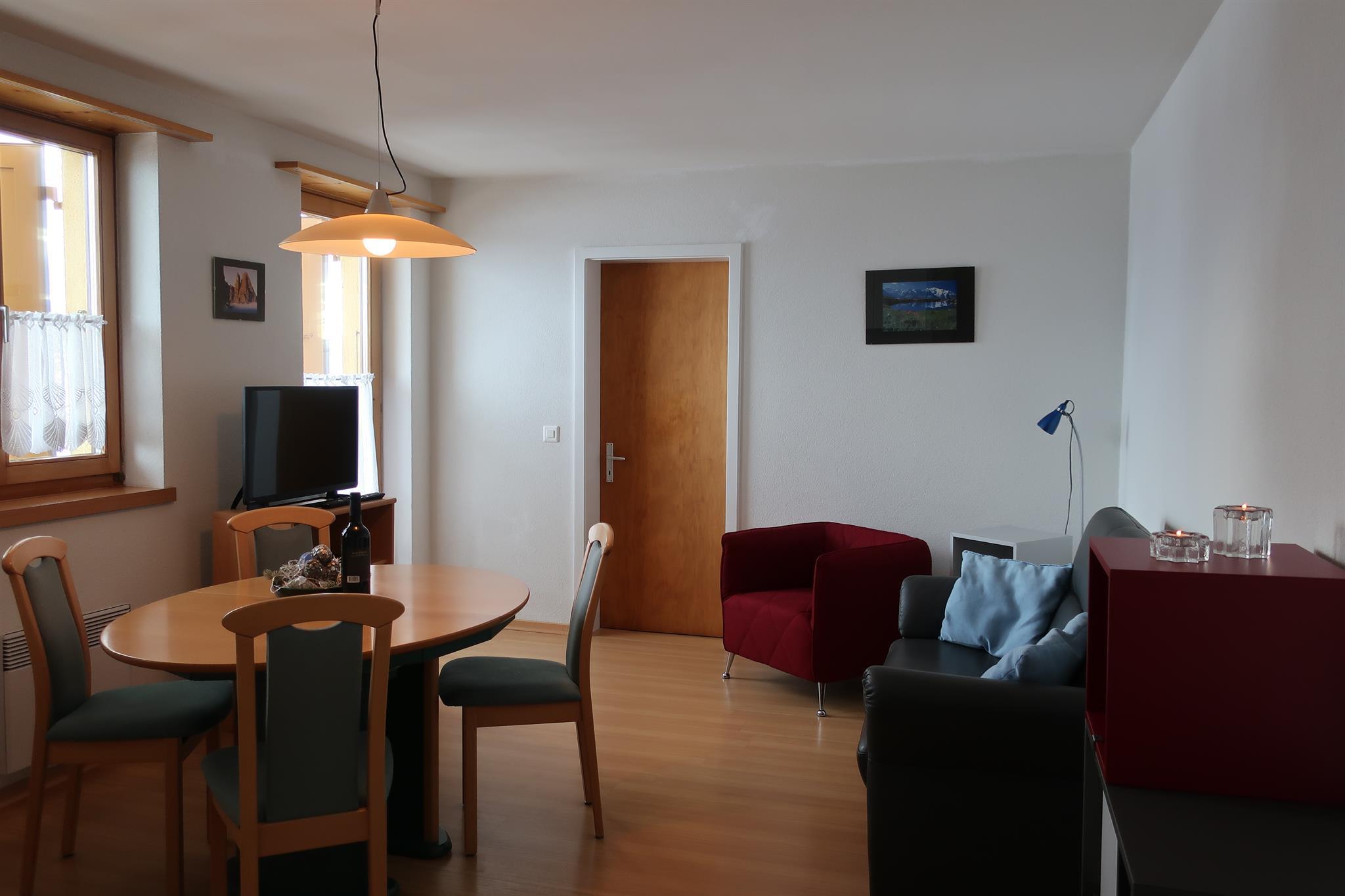 Post 1 - Wohnzimmer mit Esstisch