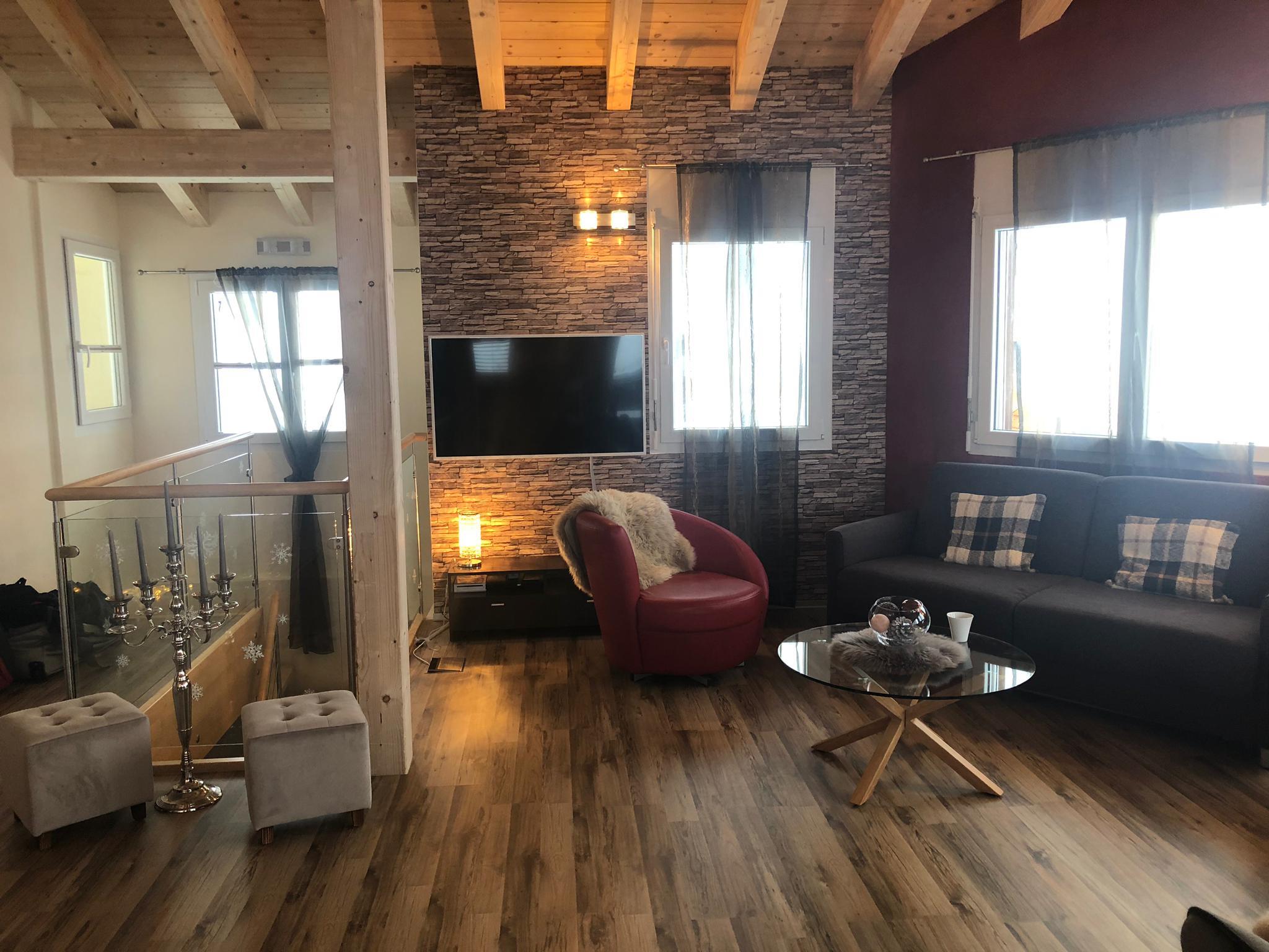 Charmj - 25b4ac4b-d333-47b6-bf06-1dc8f182f3a2