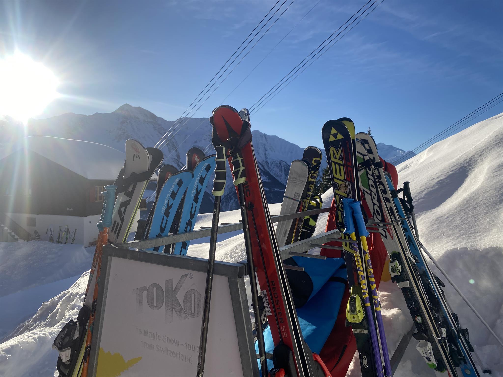 Cornelia 2. Stock - Skiständer vor dem Chalet
